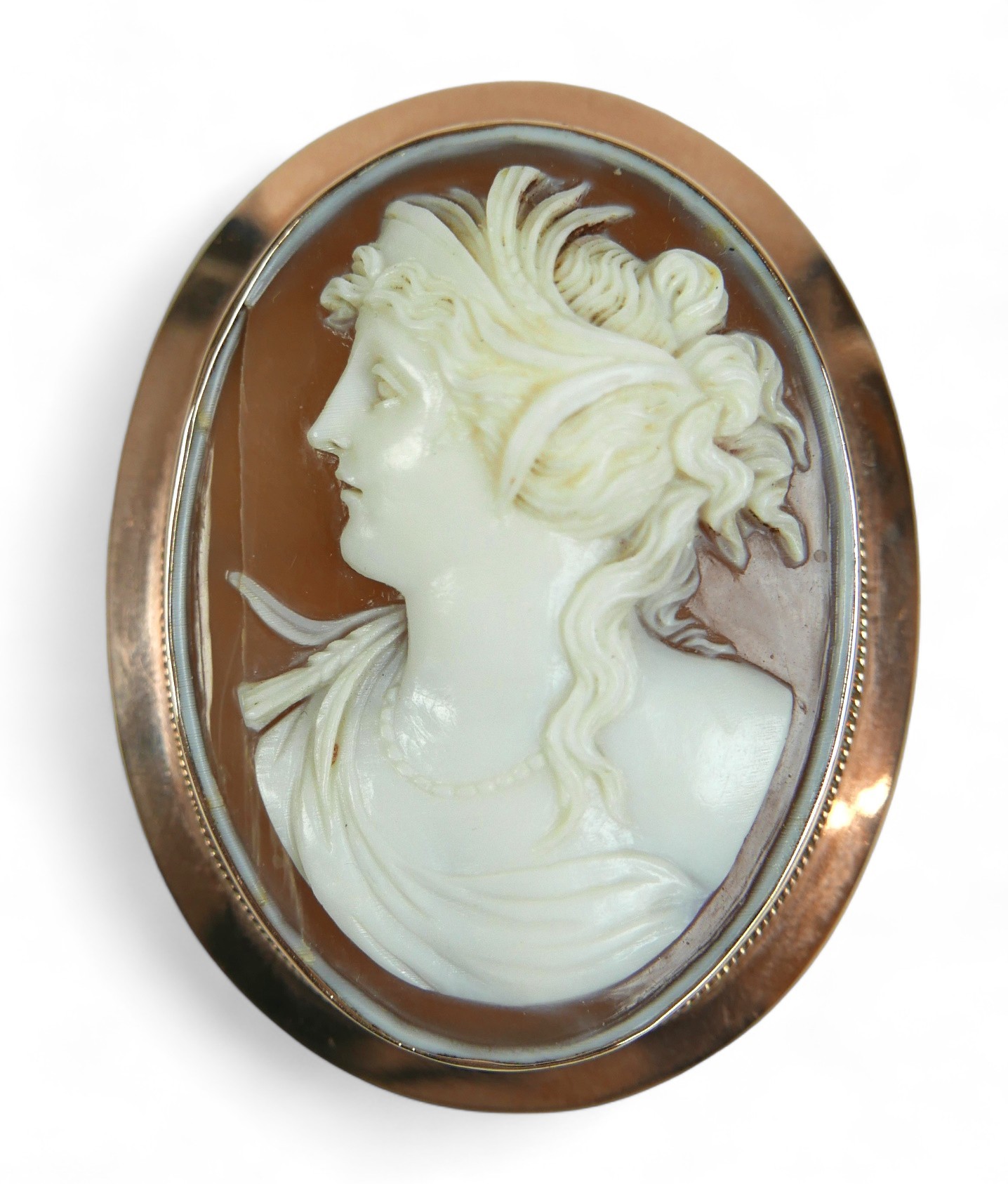 A 9ct yellow gold cameo brooch, gross weight 13.2 grams, 42 by 13 by 53mm. Cracks to cameo.