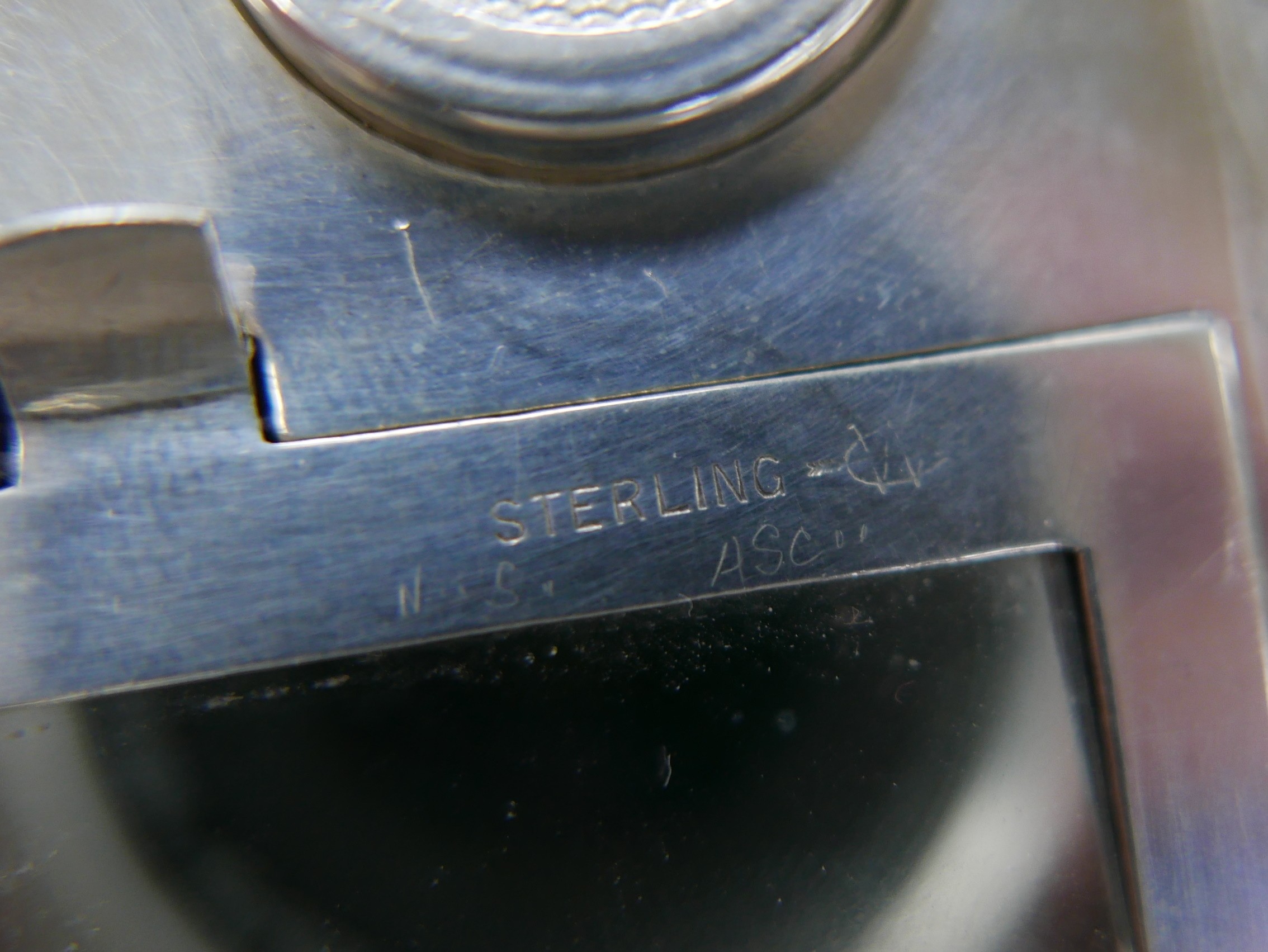 A silver compact and purse on chain, with fold out mirror, two coin holders, money clip, engraved - Image 5 of 5