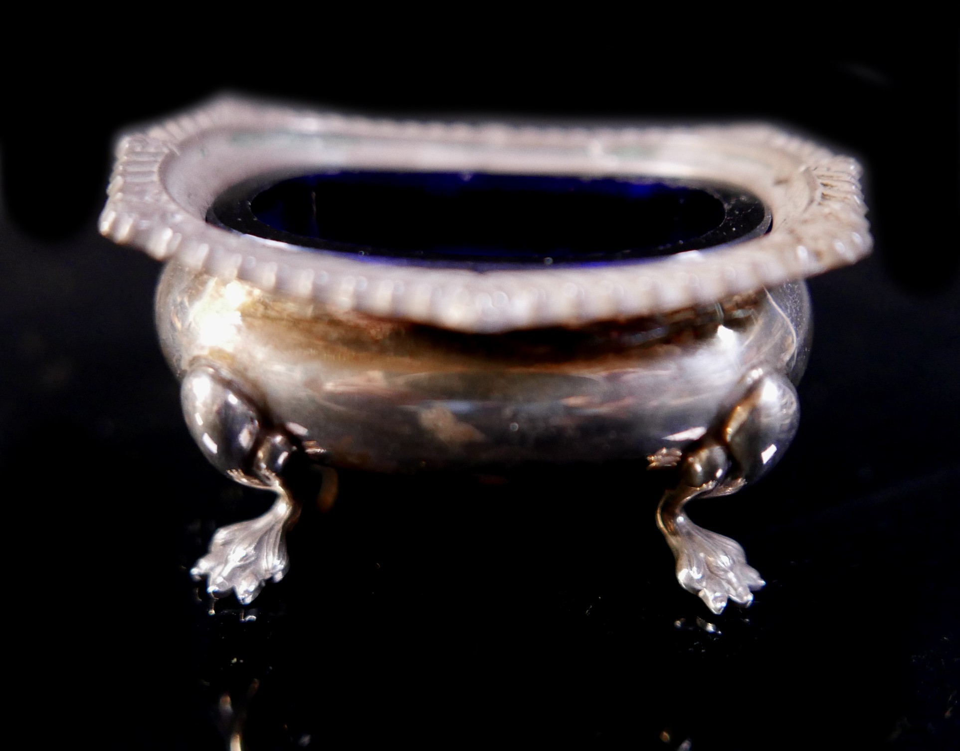 A small group of silver items, comprising a silver pill box with floral engraved lid, by Kigu, - Image 4 of 6