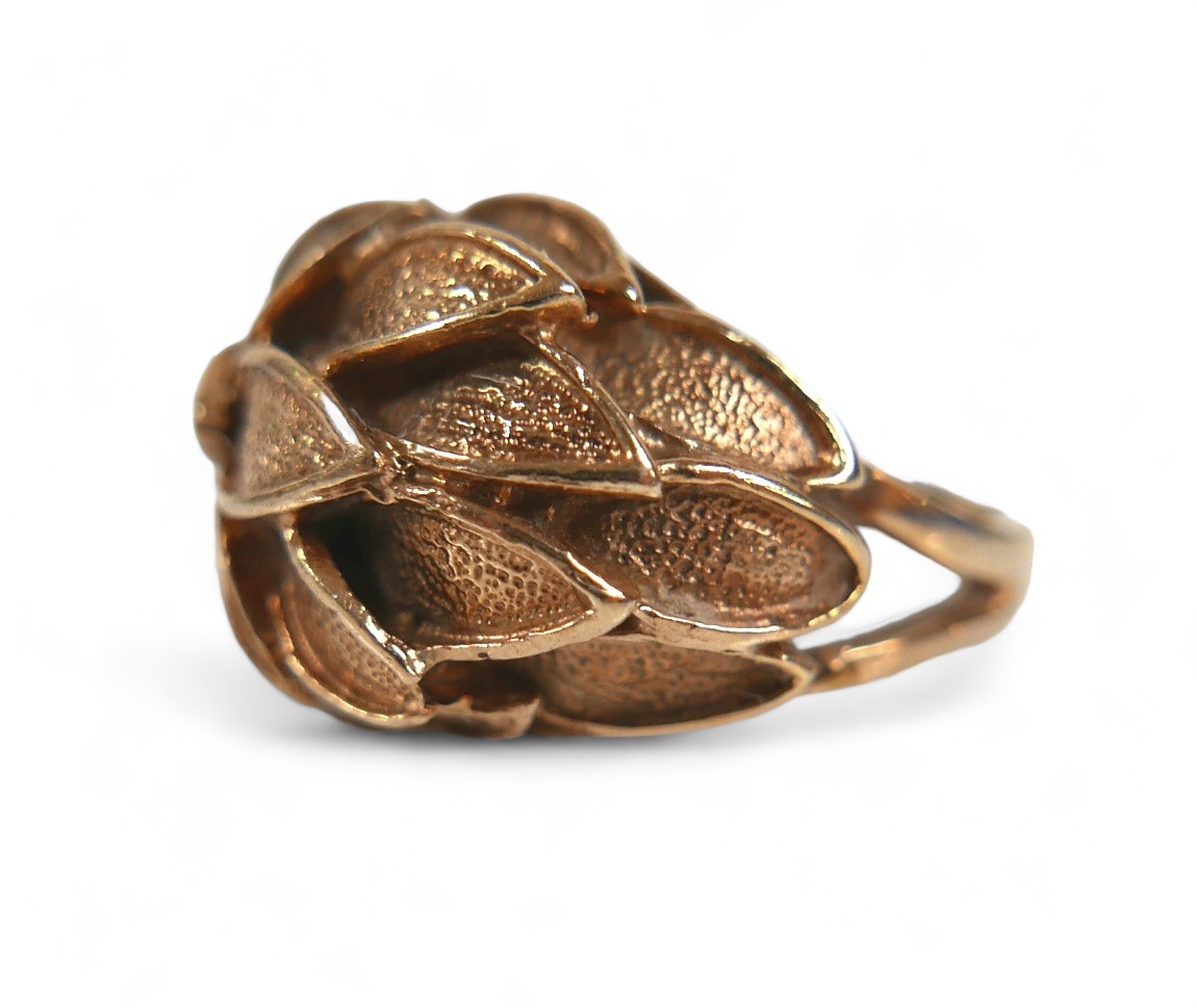 A 9ct yellow gold leaf ring, size N/O, 6.6g - Image 2 of 7