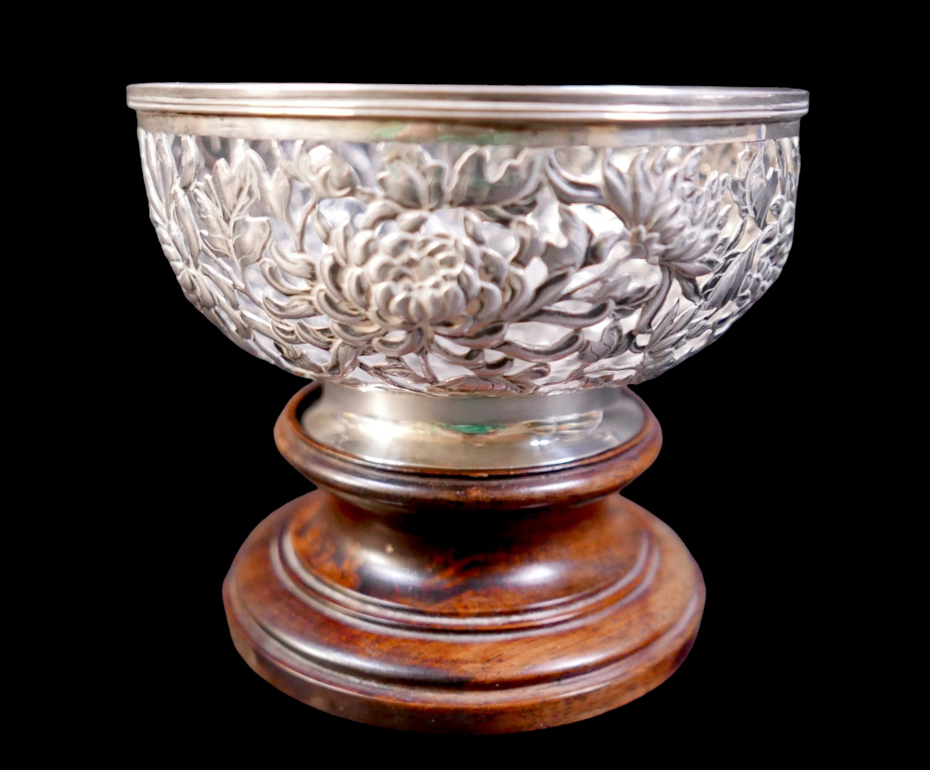 A Chinese silver bowl, circa 1900, by Luenwo, Shanghai, Canton, decorated with a pierced design of