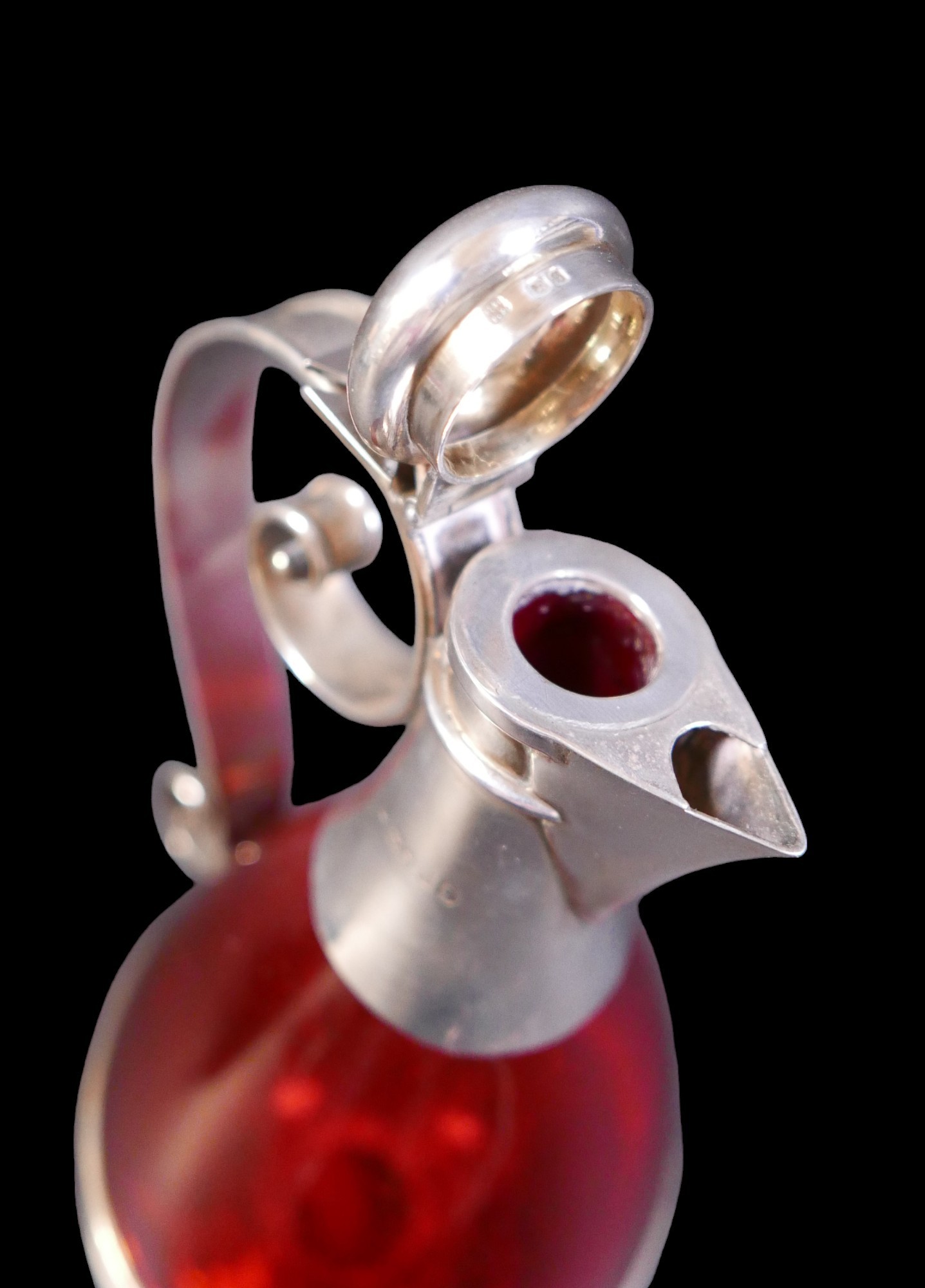 A Victorian silver-mounted cranberry glass jug for claret / ecclesiastical use with Maltese cross - Bild 3 aus 7