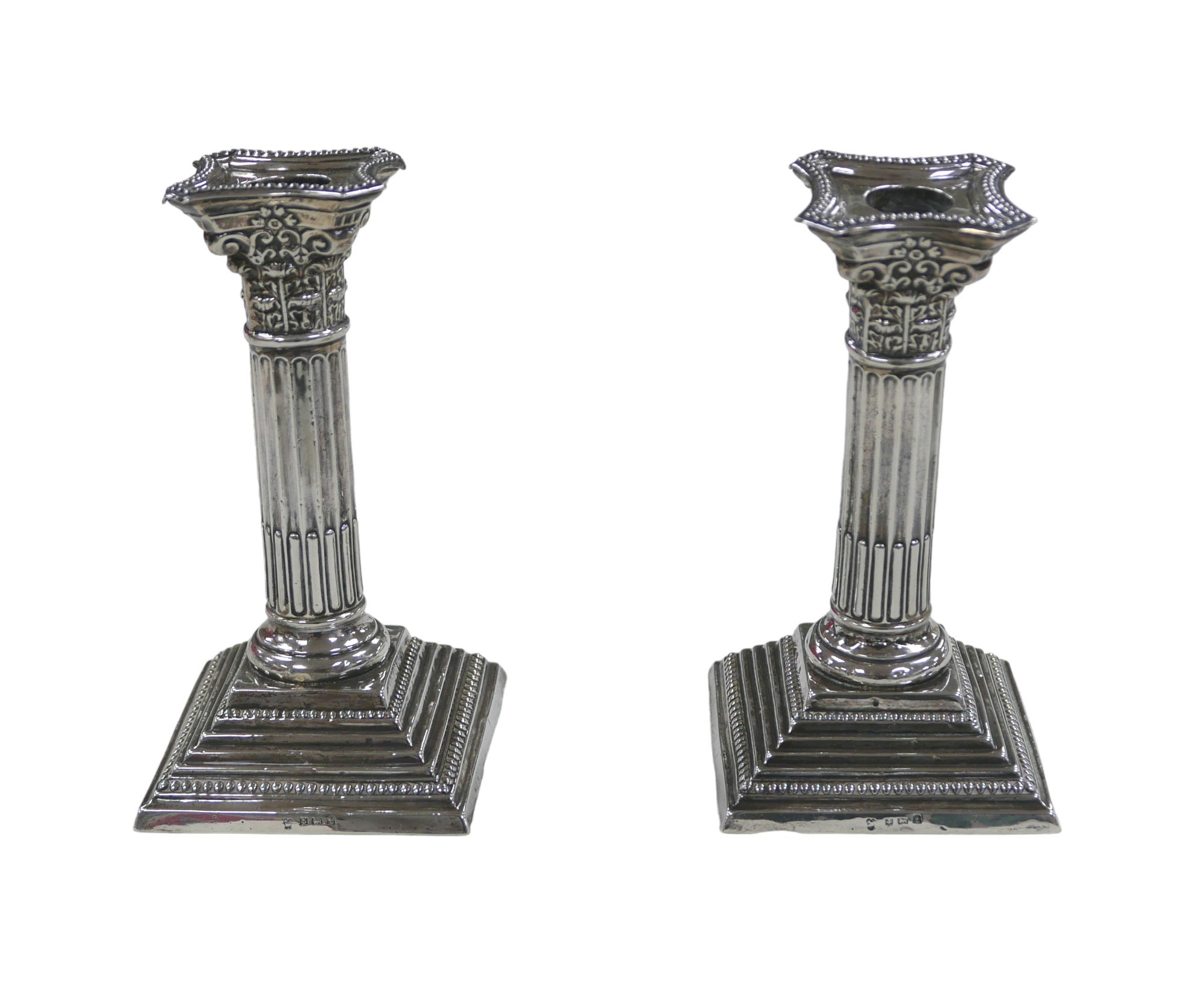 A pair of George V silver candlesticks, rubbed hallmarks, possibly Williams (Birmingham) Ltd. - Bild 2 aus 2