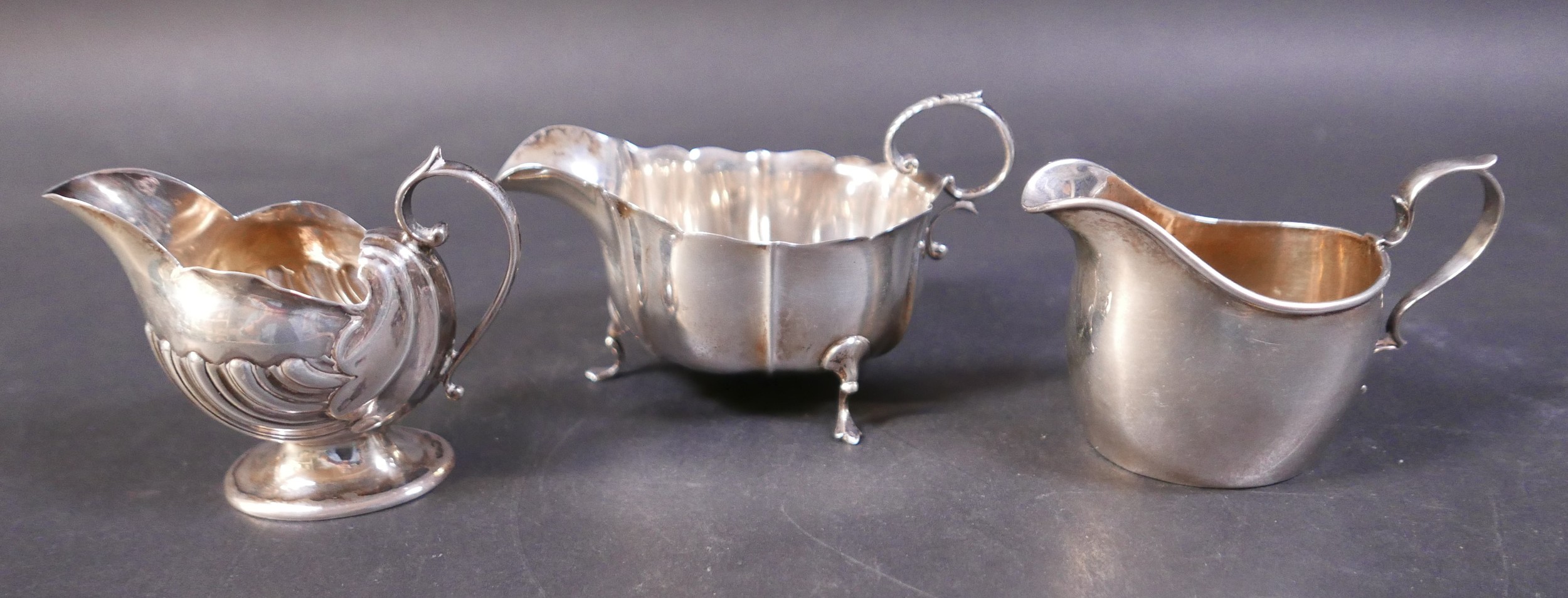Three small silver jugs, comprising Mappin and Webb jug with three pad feet, Sheffield 1951, a small - Bild 2 aus 5