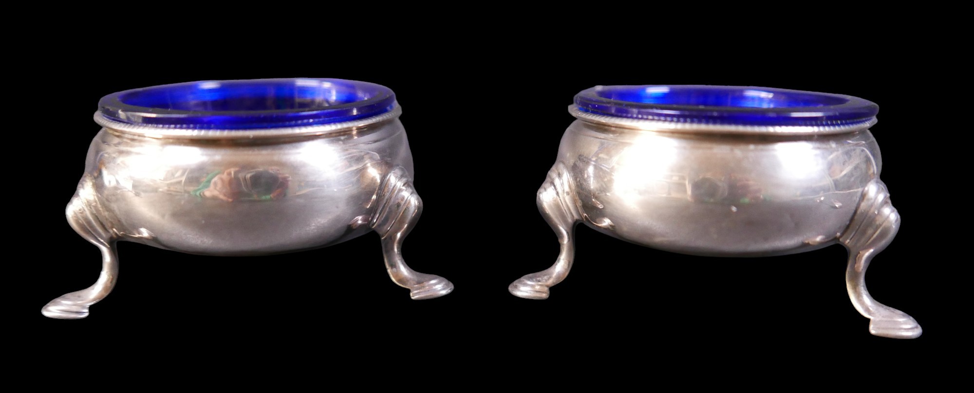 A pair of Georgian silver salts, London 1762/63 with associated silver spoons and replacement - Bild 2 aus 5