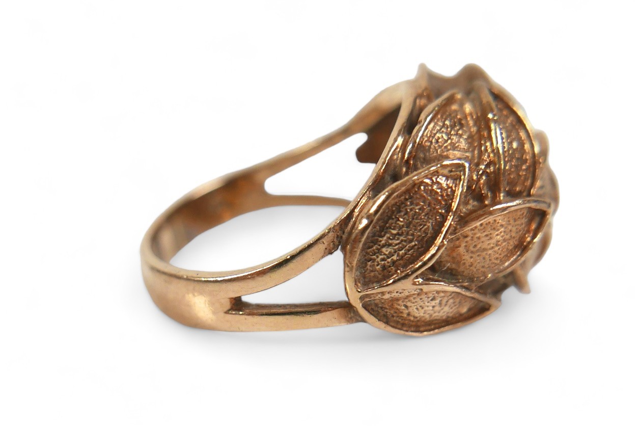 A 9ct yellow gold leaf ring, size N/O, 6.6g - Image 4 of 7