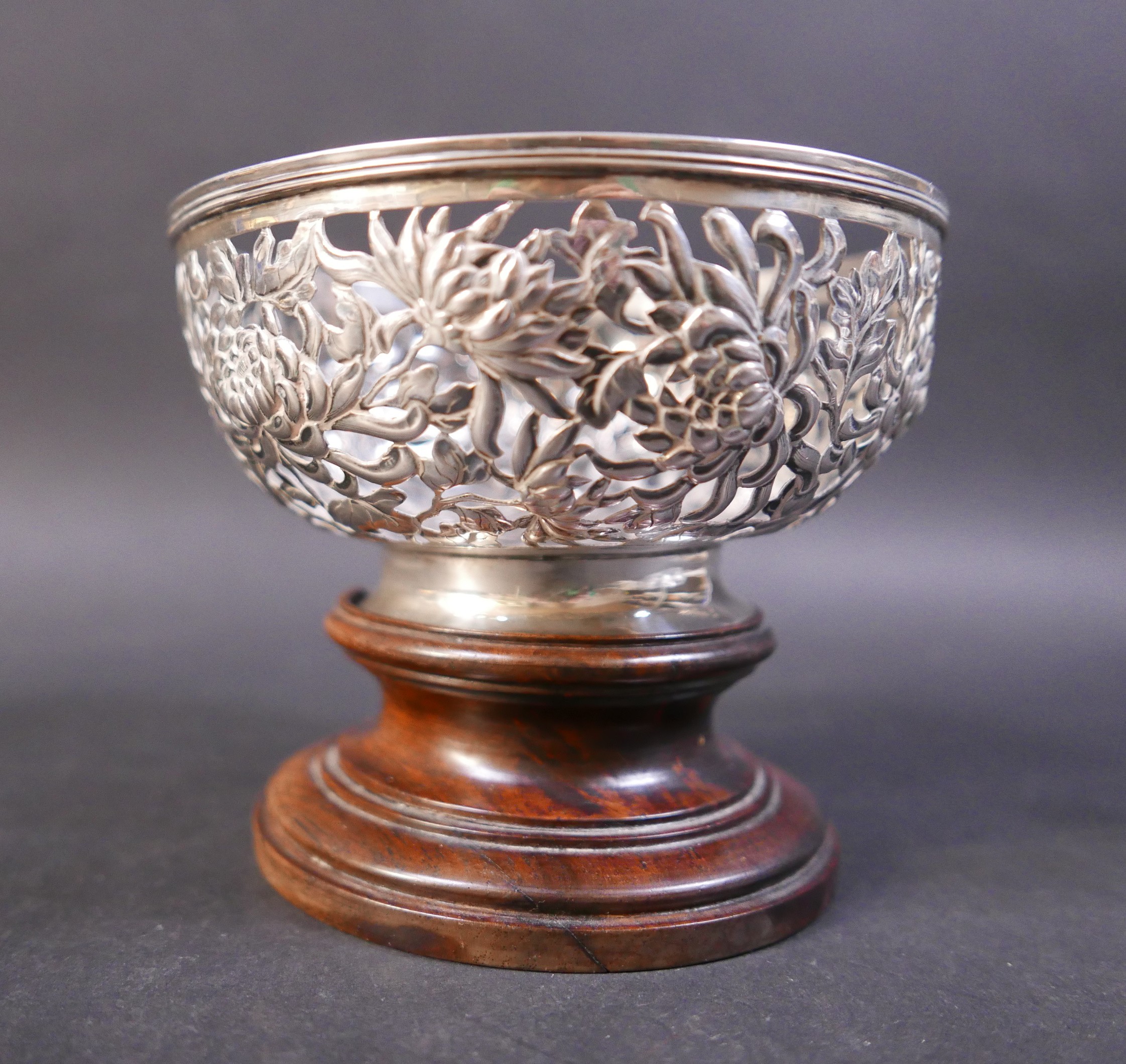 A Chinese silver bowl, circa 1900, by Luenwo, Shanghai, Canton, decorated with a pierced design of - Image 2 of 5