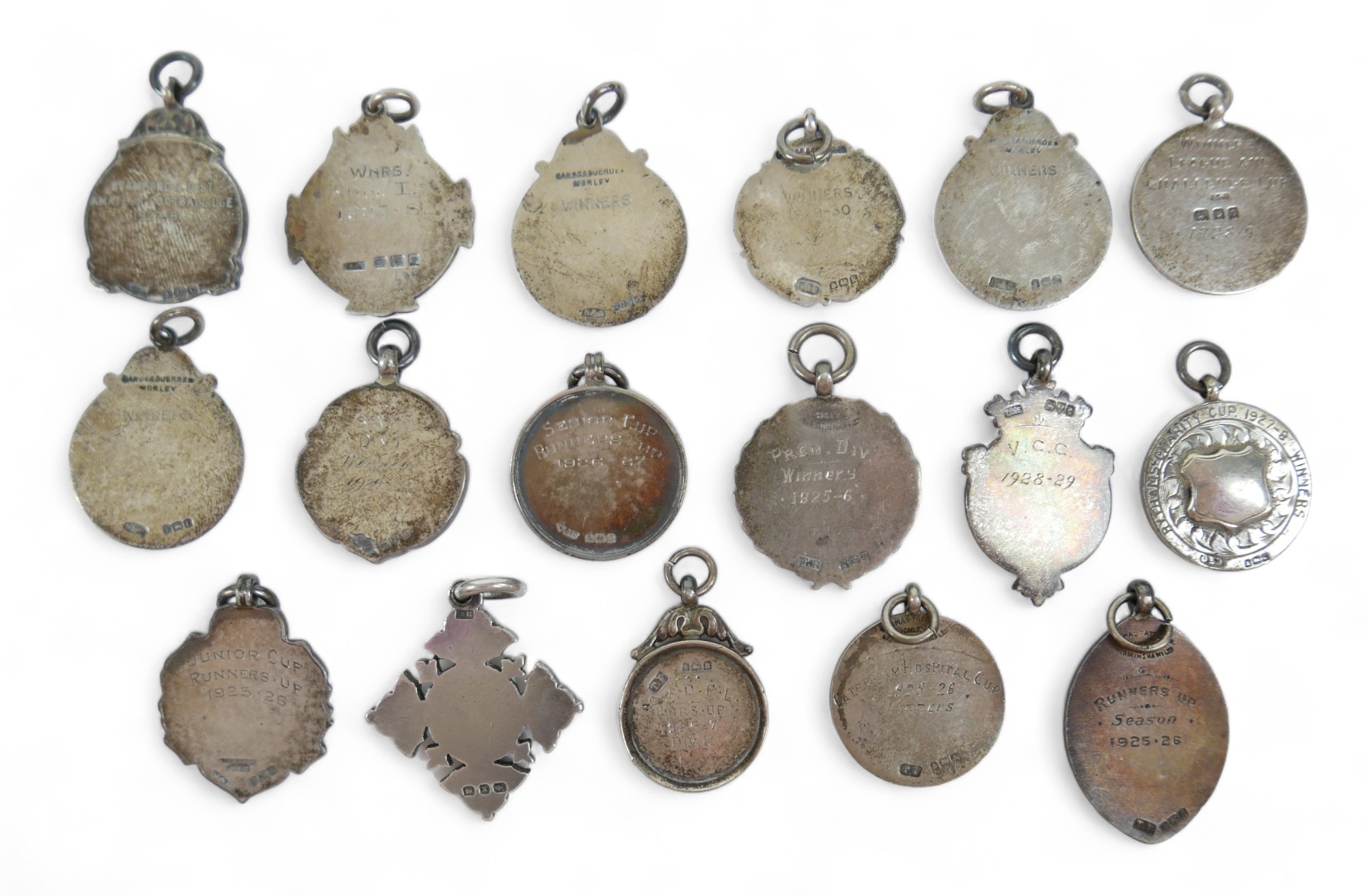 A collection of seventeen medallion fobs, a silver bracelet and a white metal purse, gross weight - Bild 3 aus 4