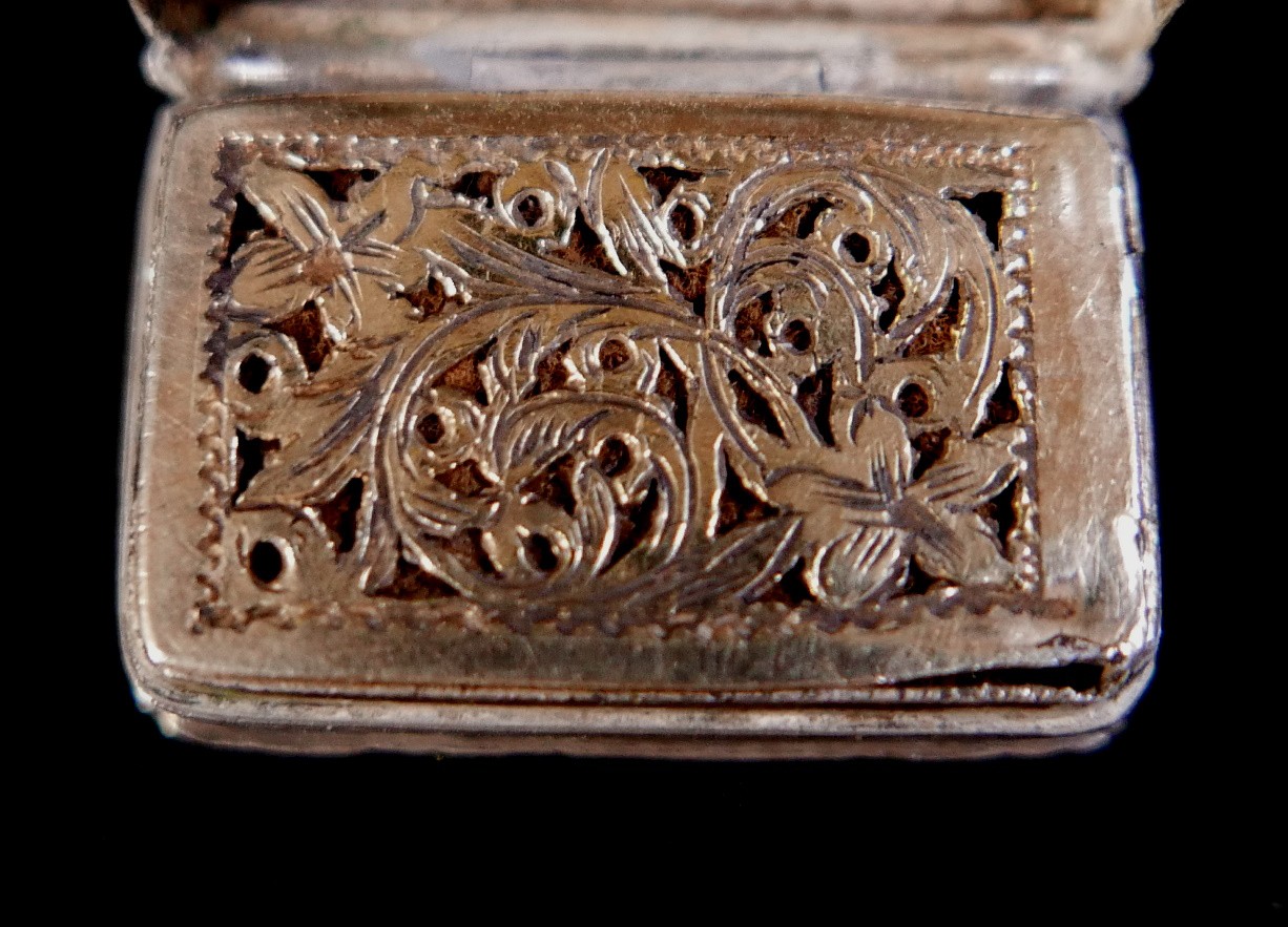 A Victorian silver vinaigrette, engraved with initials 'AA', Francis Clark, Birmingham 1840, 0.4toz, - Image 5 of 7