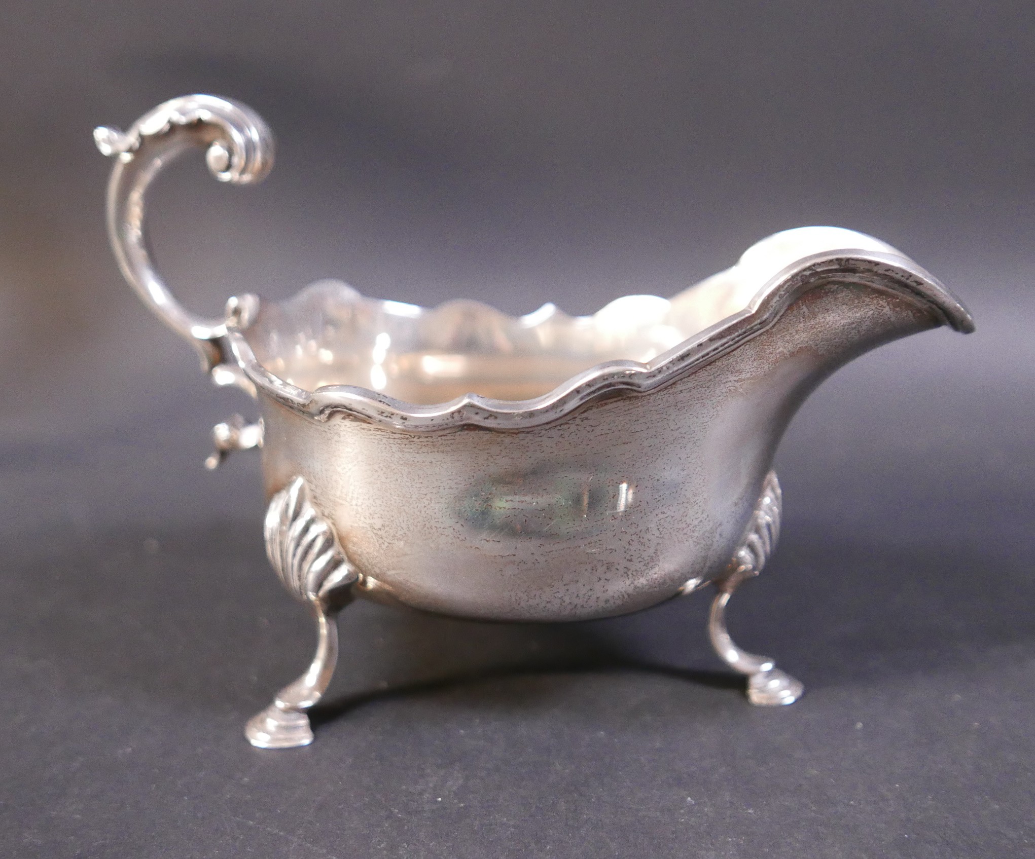 A group of silver and silver plate, including a silver two handled cup, 10cm high, a silver oval - Image 5 of 8