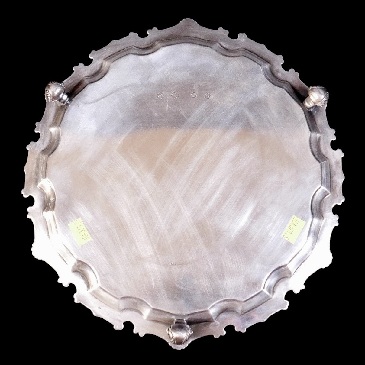 An Elizabeth ll silver salver with cast applied scroll and shell border, C.G.V. Ltd., London 1969/ - Bild 5 aus 6