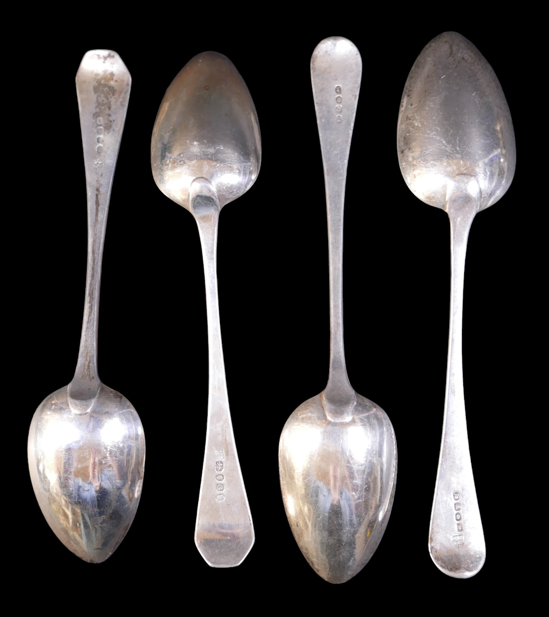 A group of four large silver serving spoons, comprising a George III 1798, one London 1798 marked - Bild 2 aus 6