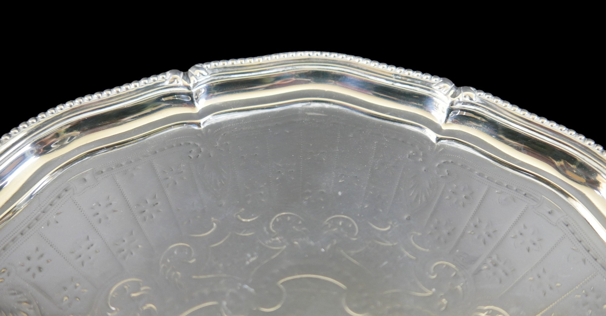 A George V silver tray, with decorative scalloped edge, engraved centre, raised on three ball and - Bild 3 aus 5