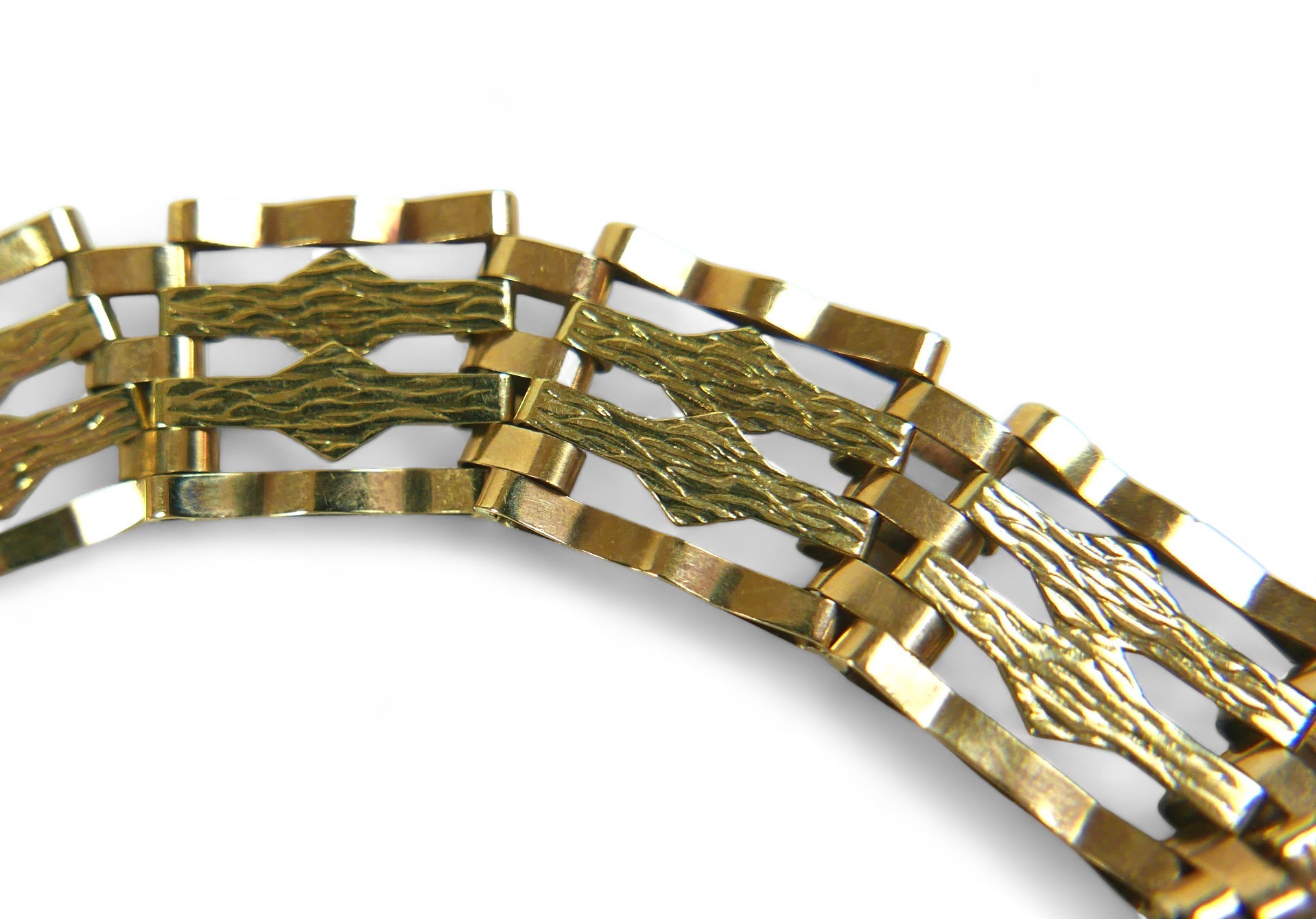 A 9ct gold bar gate bracelet with heart shaped lock and central textured bands, 10.6g. - Image 3 of 5