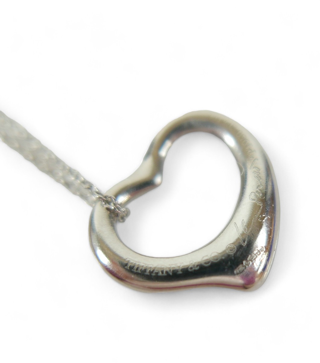 A Tiffany & Co 950 platinium Peretti heart pendant and chain, total 5.4 grams, 45cm chain. - Image 3 of 6