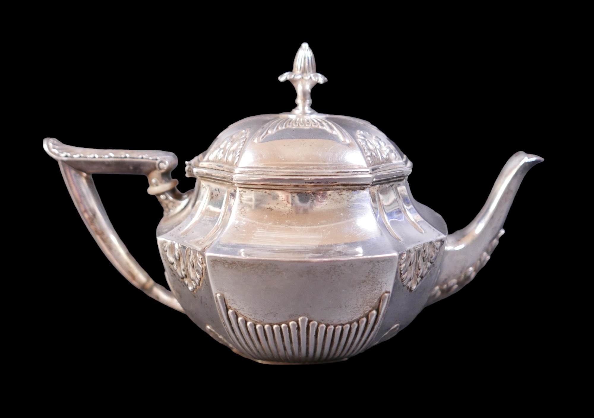 Three pieces of silver, comprising a continental 800 silver teapot, a Mappin and Webb sweetmeat - Bild 2 aus 8