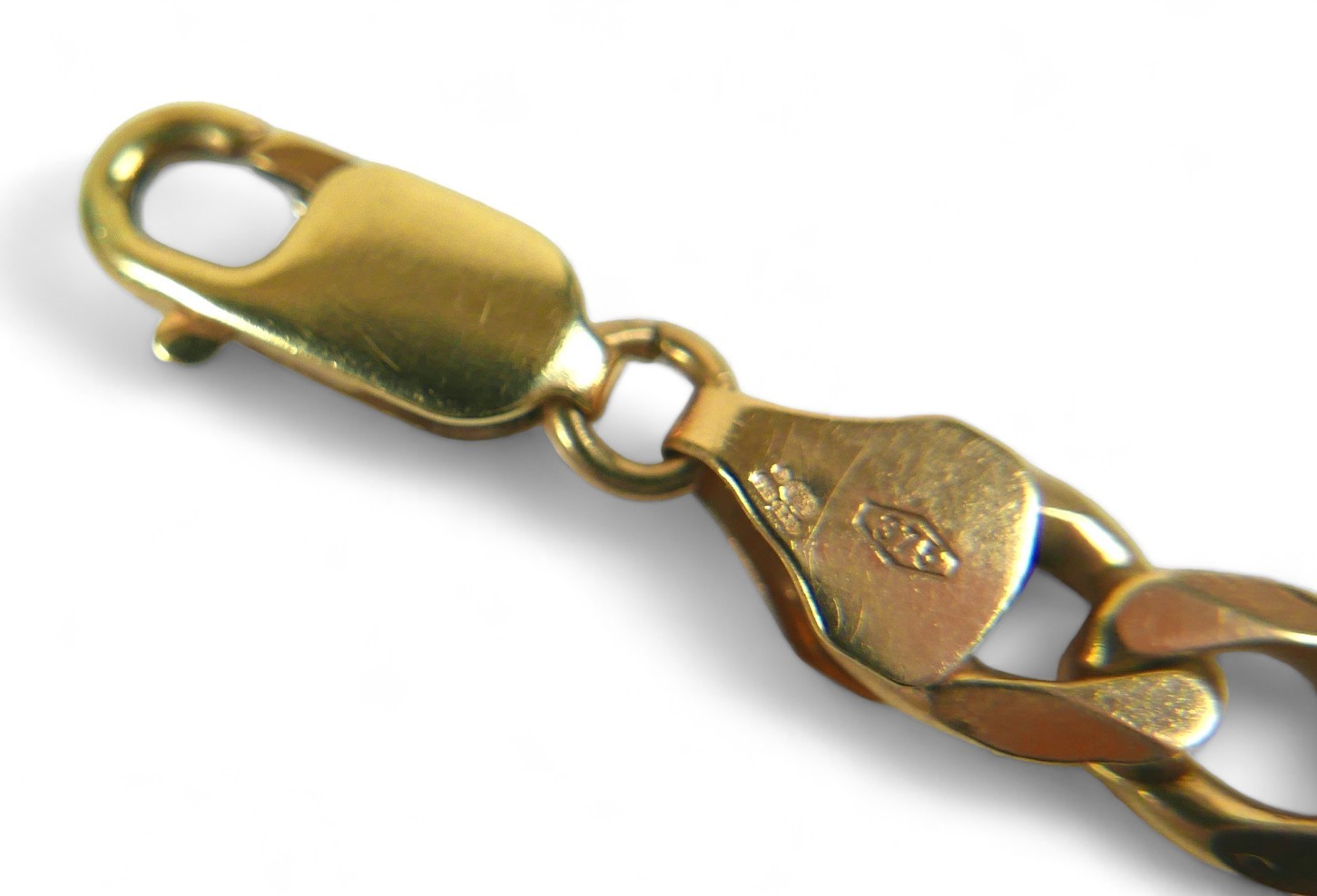 A 9ct gold open link bracelet, with one large and three small ring design alternating, 17.5cm - Image 3 of 4