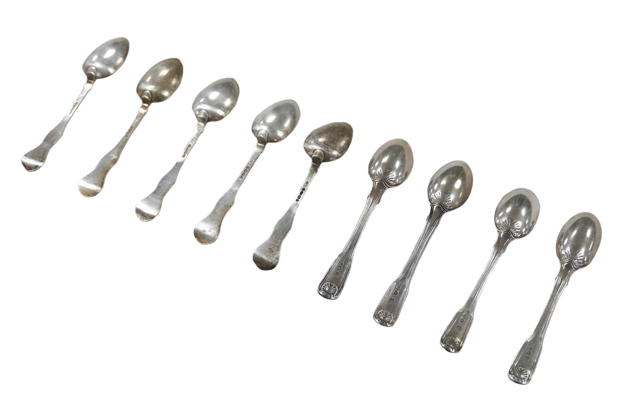 A collection of George III and later silver teaspoons, comprising four George III fiddleback pattern - Bild 2 aus 4