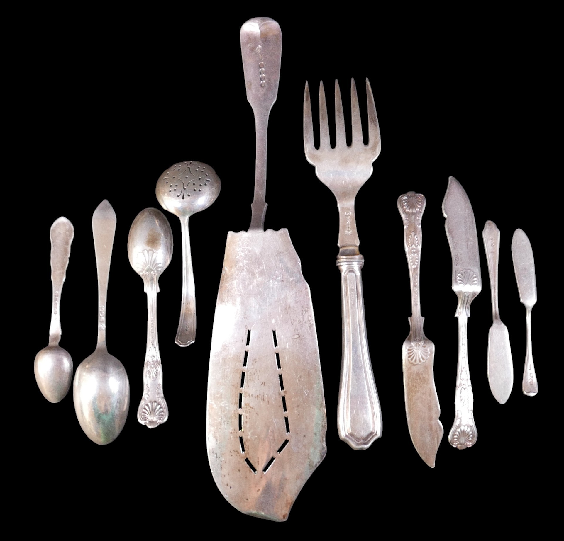A group of silver flatware, comprising a George III silver fish slice, with lamb and pennant - Bild 2 aus 6