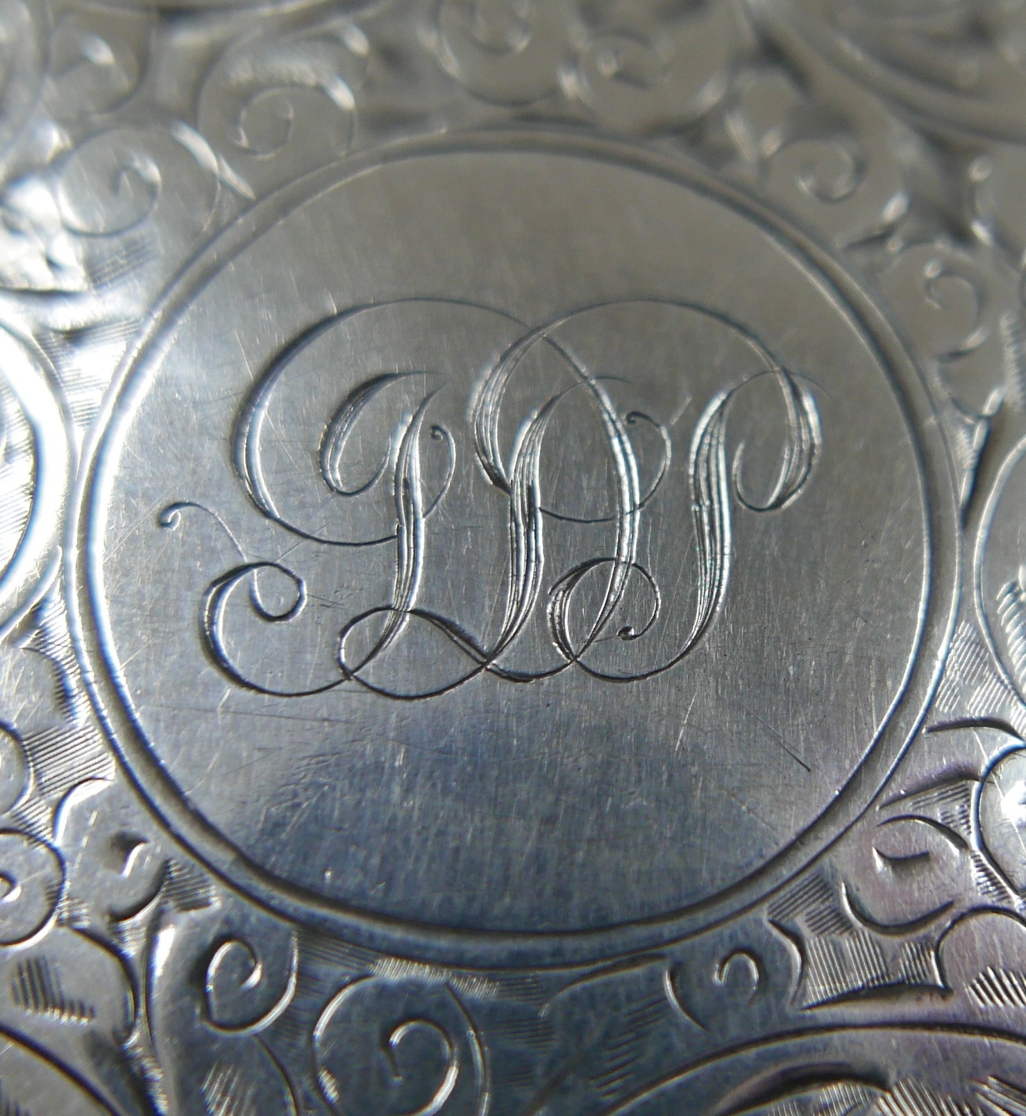 Two pieces of George V silver, comprising a hip flask, engraved with initials 'G.S', A & J Zimmerman - Bild 4 aus 4