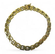 A three-bar gate 9ct gold bracelet, the central link with twist detail, 17cm long, 9.1g.