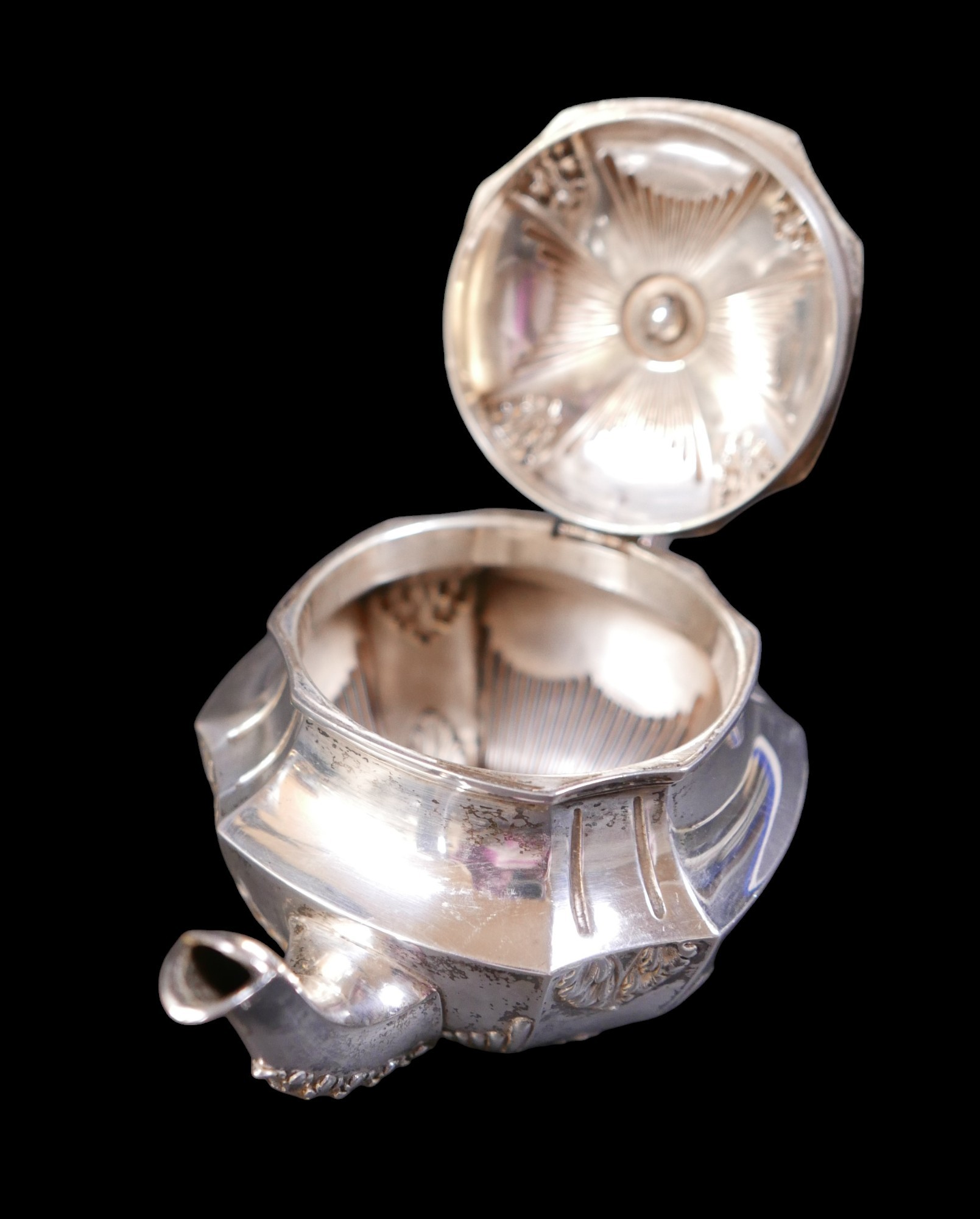 Three pieces of silver, comprising a continental 800 silver teapot, a Mappin and Webb sweetmeat - Bild 3 aus 8