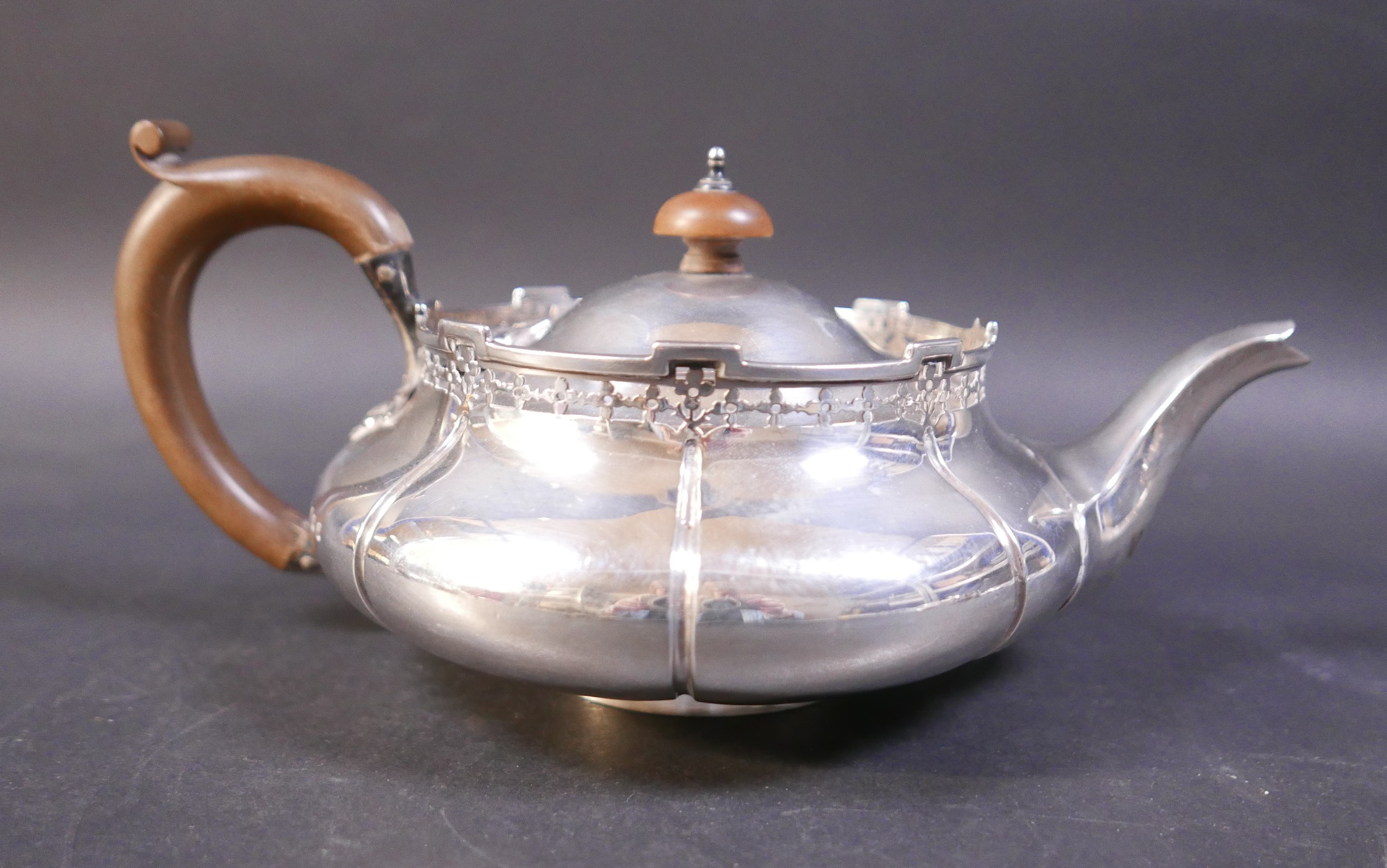 An Edwardian silver three piece tea set, decorated with a pierced rim, stamped 'Reg No 6136058', - Image 2 of 8