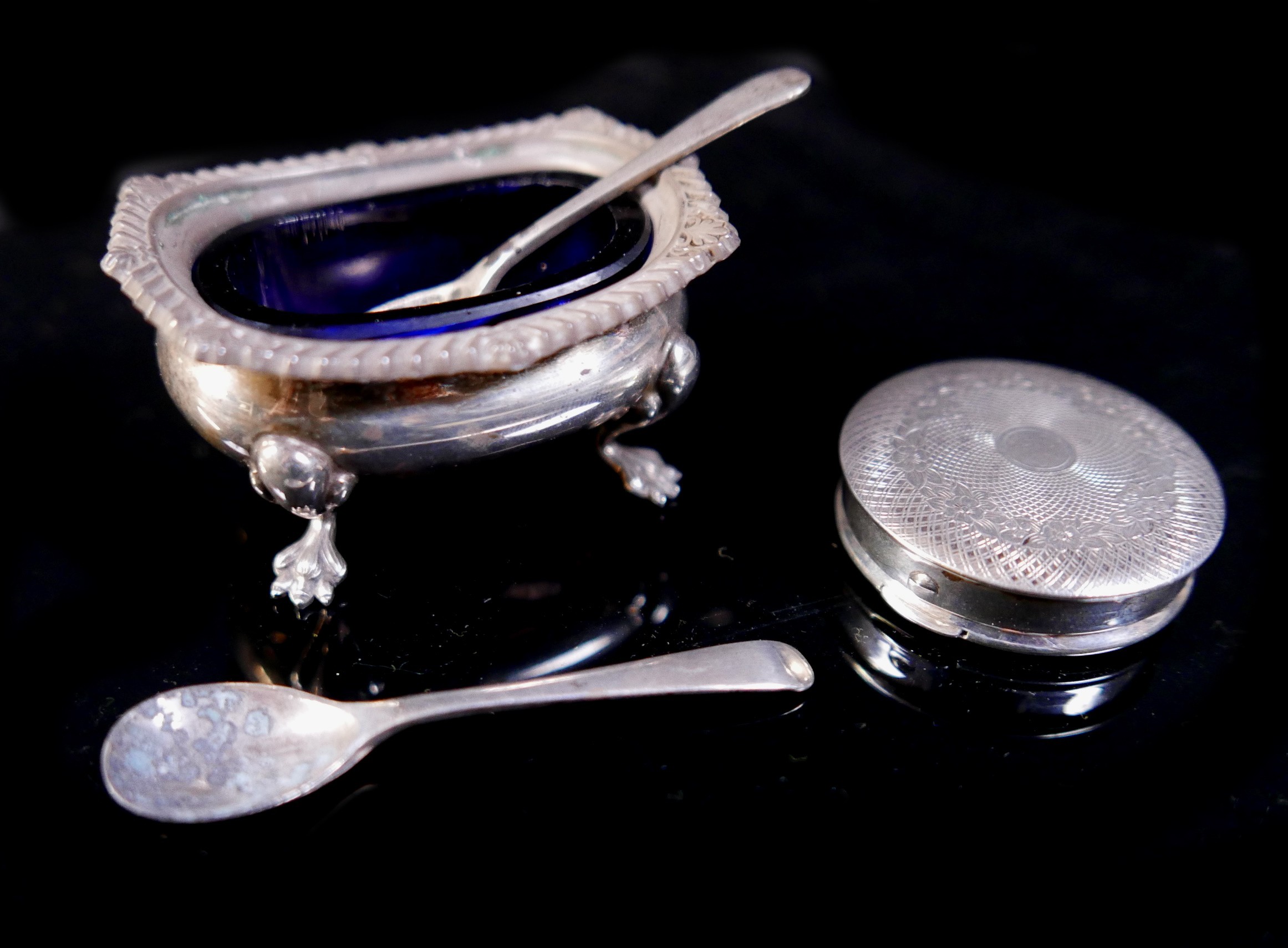 A small group of silver items, comprising a silver pill box with floral engraved lid, by Kigu,