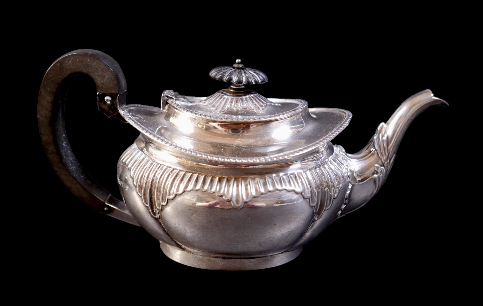 An Edwardian silver tea pot, with ebony finial and handle, Jenkins & Timm, Sheffield, 1901, 17.