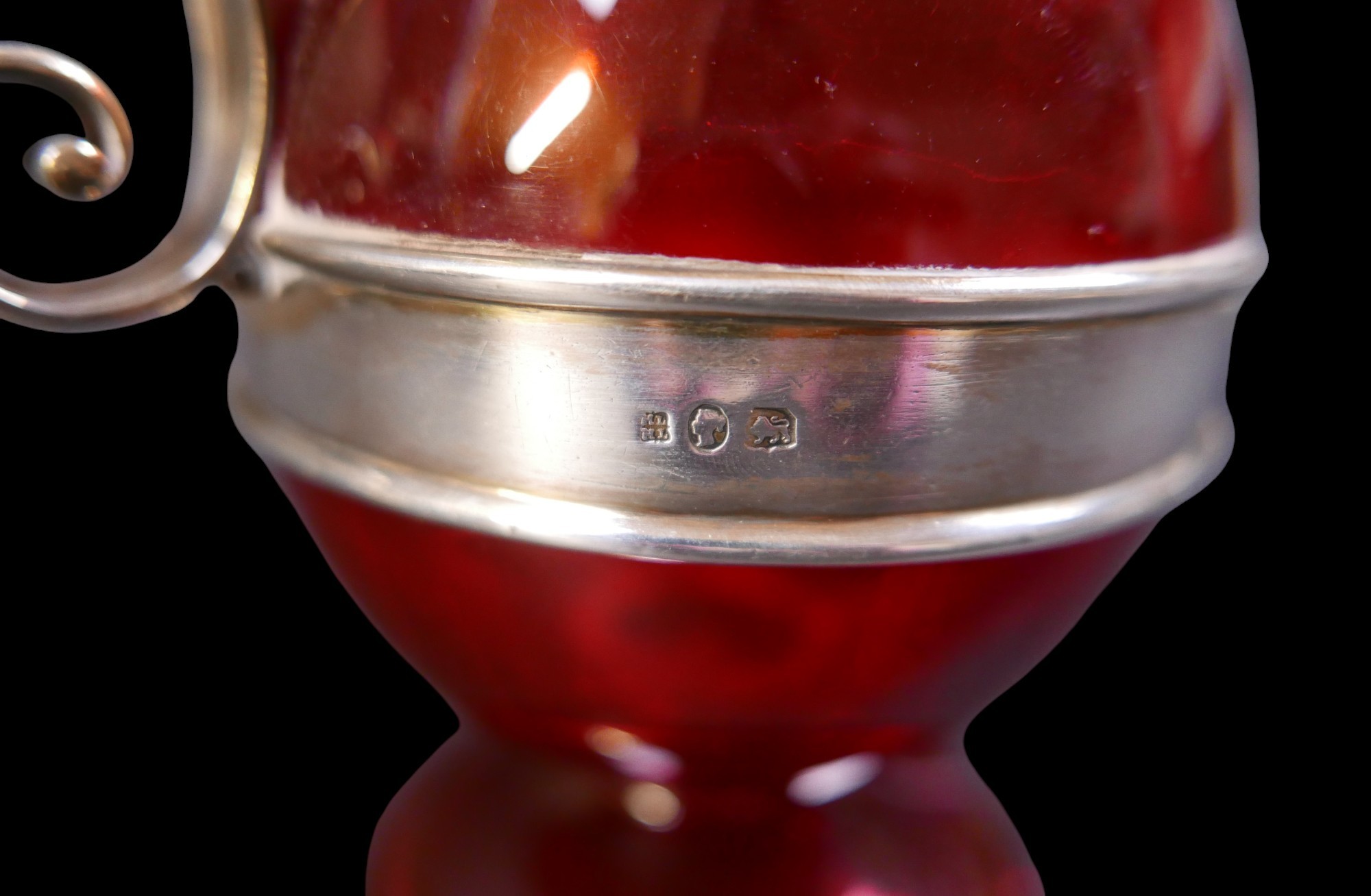 A Victorian silver-mounted cranberry glass jug for claret / ecclesiastical use with Maltese cross - Bild 6 aus 7