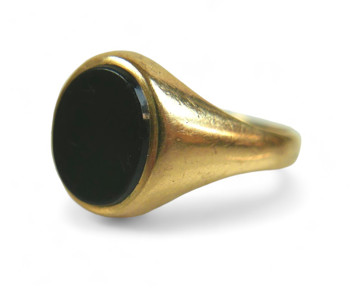 Two 9ct gold rings, comprising a gents signet ring set with black oval hardstone, 4g, size V, - Image 2 of 7