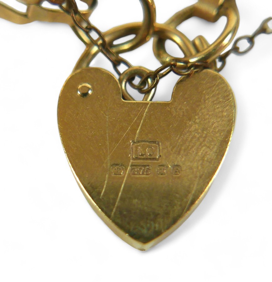 A 9ct gold bar gate bracelet with heart shaped lock and central textured bands, 10.6g. - Image 4 of 5