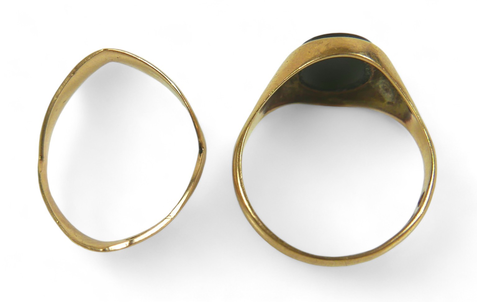 Two 9ct gold rings, comprising a gents signet ring set with black oval hardstone, 4g, size V, - Image 7 of 7