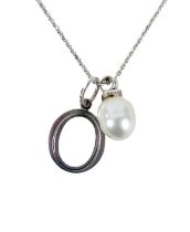 A commemorative Oprah Winfrey silver and pearl pendant necklace, by Kailis, set with two black