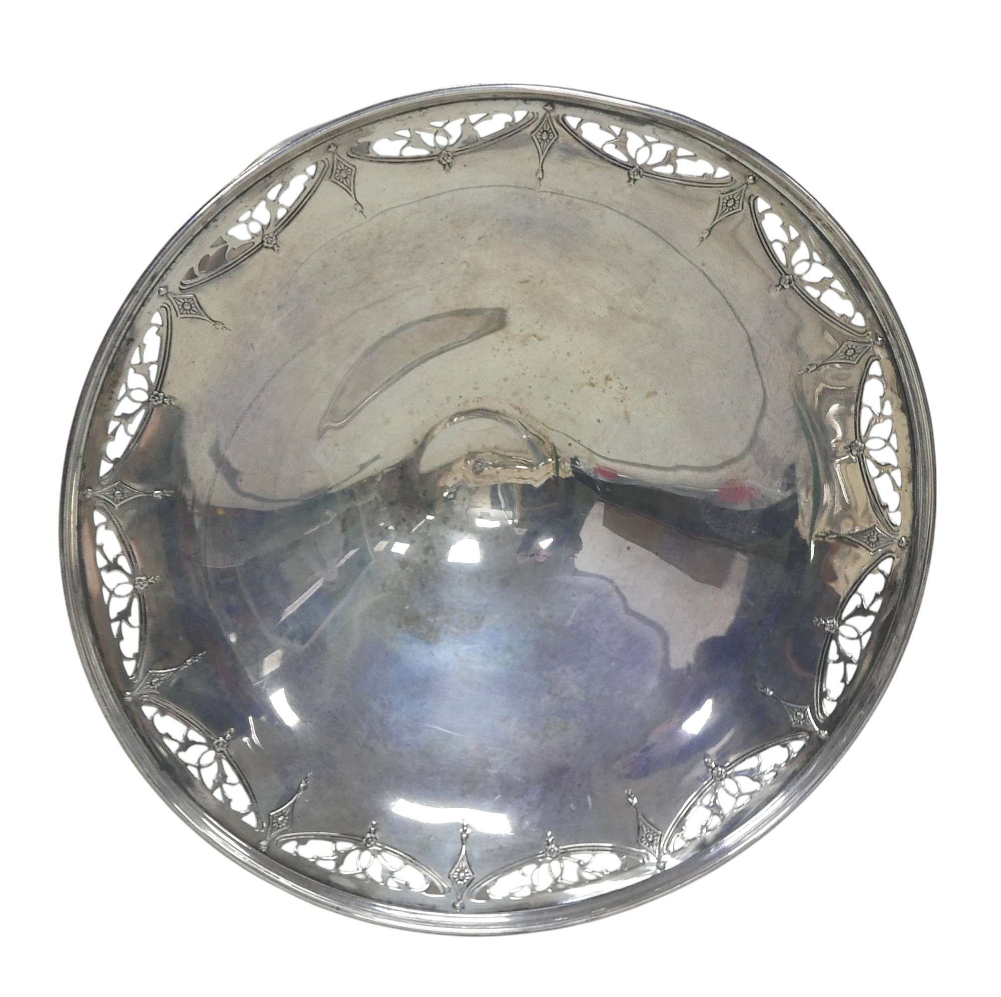 An American silver tazza, with pierced decoration to its top rim, raised upon a circular base - Bild 2 aus 4