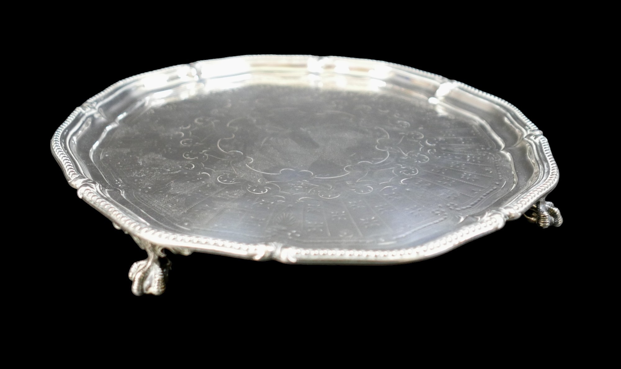 A George V silver tray, with decorative scalloped edge, engraved centre, raised on three ball and - Bild 2 aus 5