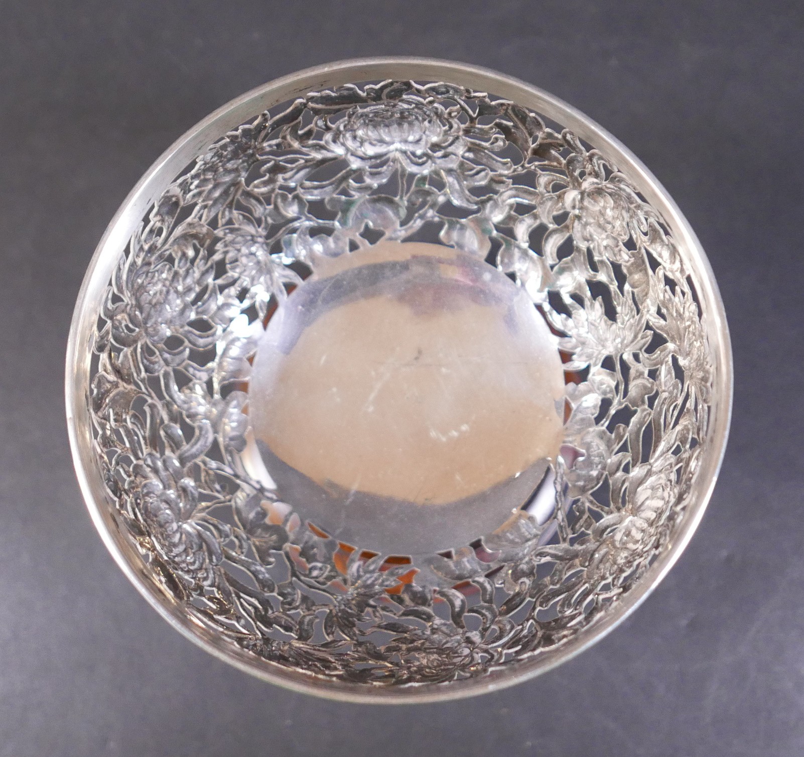 A Chinese silver bowl, circa 1900, by Luenwo, Shanghai, Canton, decorated with a pierced design of - Image 3 of 5