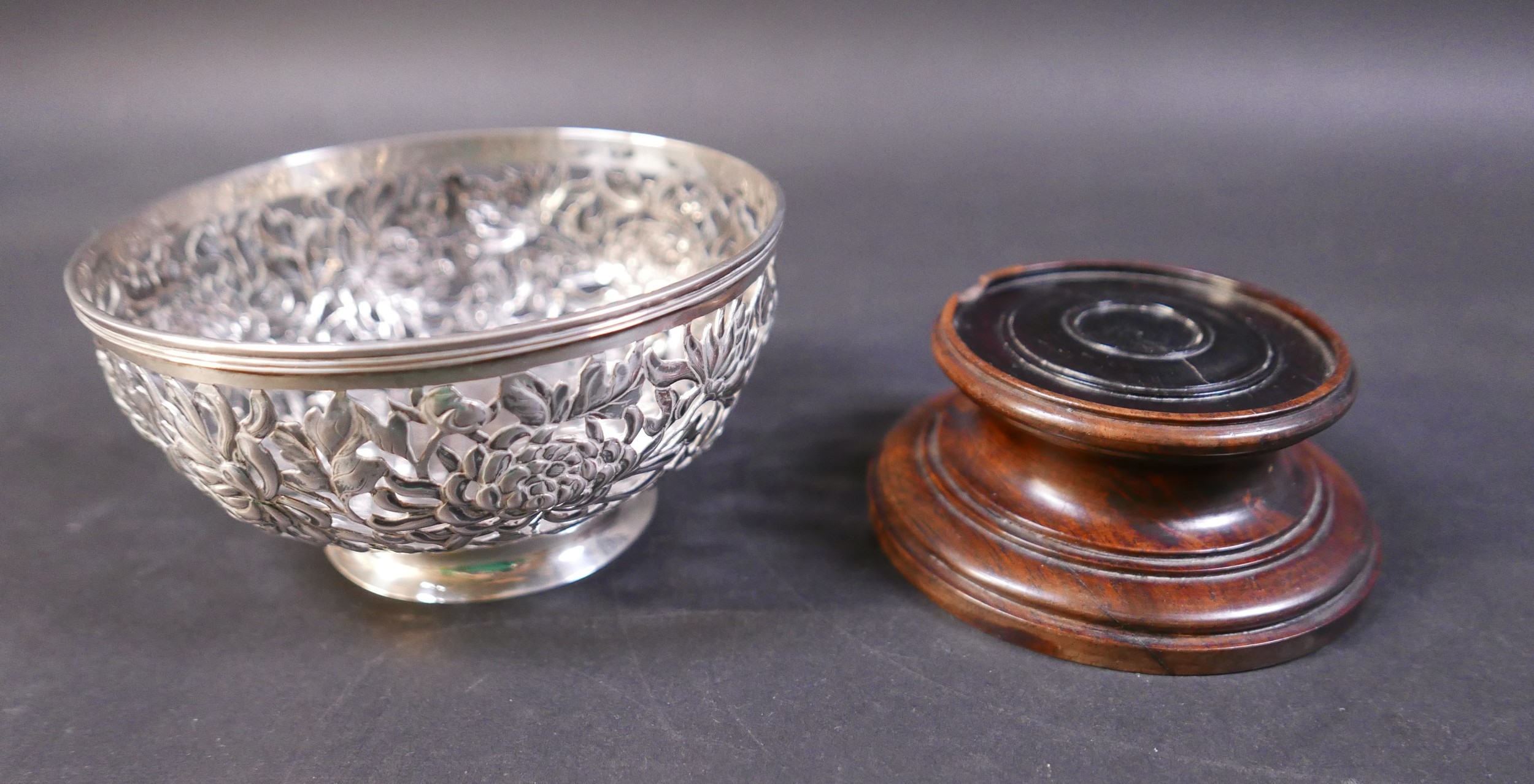 A Chinese silver bowl, circa 1900, by Luenwo, Shanghai, Canton, decorated with a pierced design of - Image 5 of 5