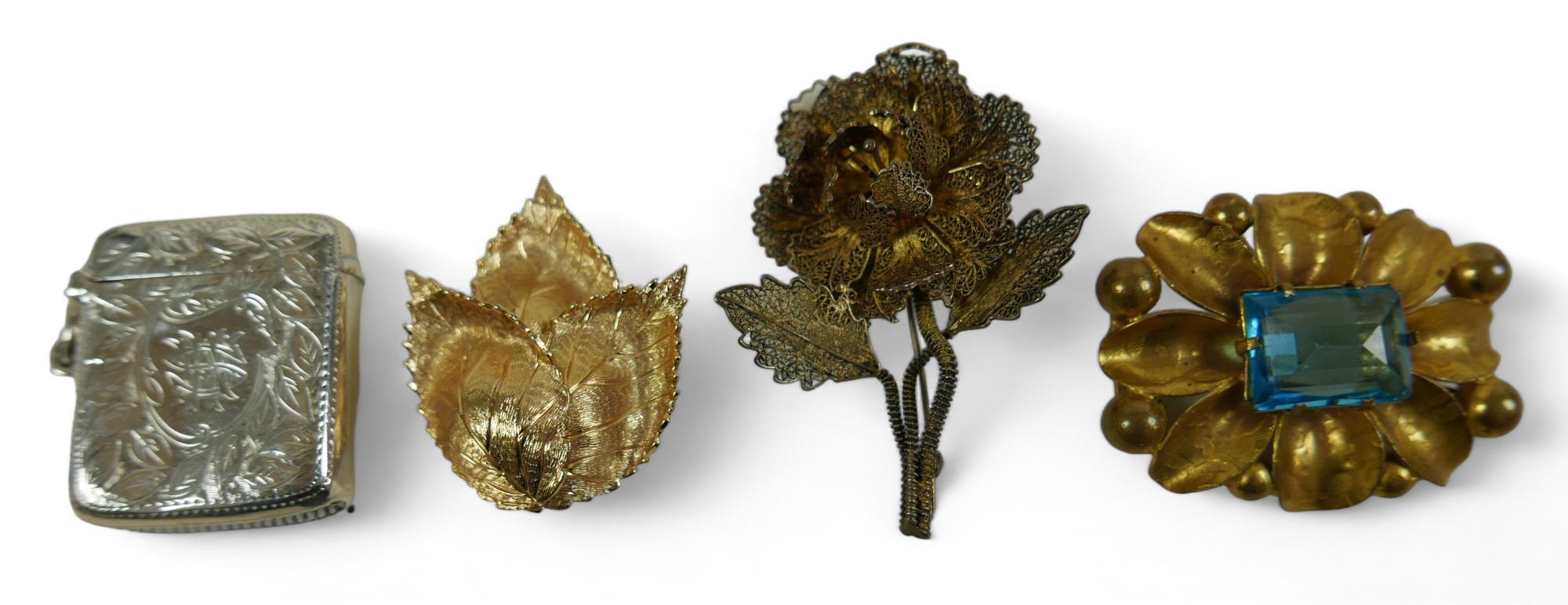 A small group of gold, silver, and gilt metal jewellery, comprising several pairs of mother of pearl - Image 3 of 6