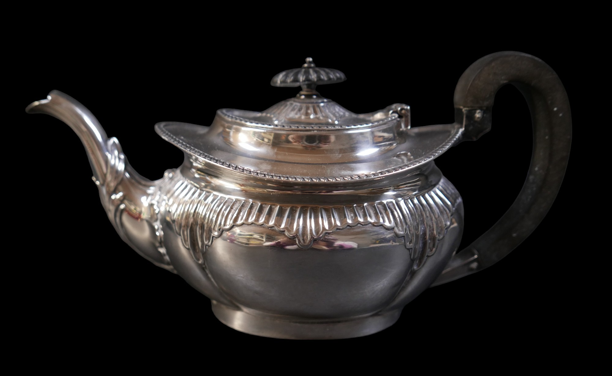 An Edwardian silver tea pot, with ebony finial and handle, Jenkins & Timm, Sheffield, 1901, 17. - Bild 2 aus 5