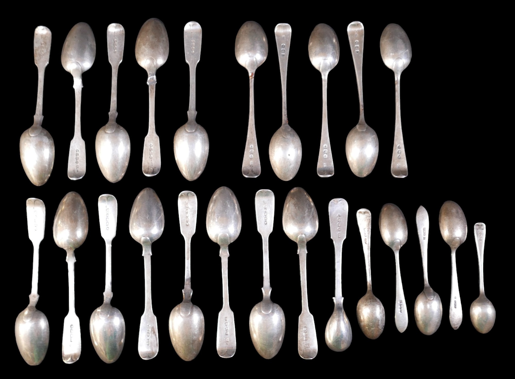 A collection of silver tea spoons, comprising five Victorian silver teaspoons by WH for William - Bild 2 aus 14