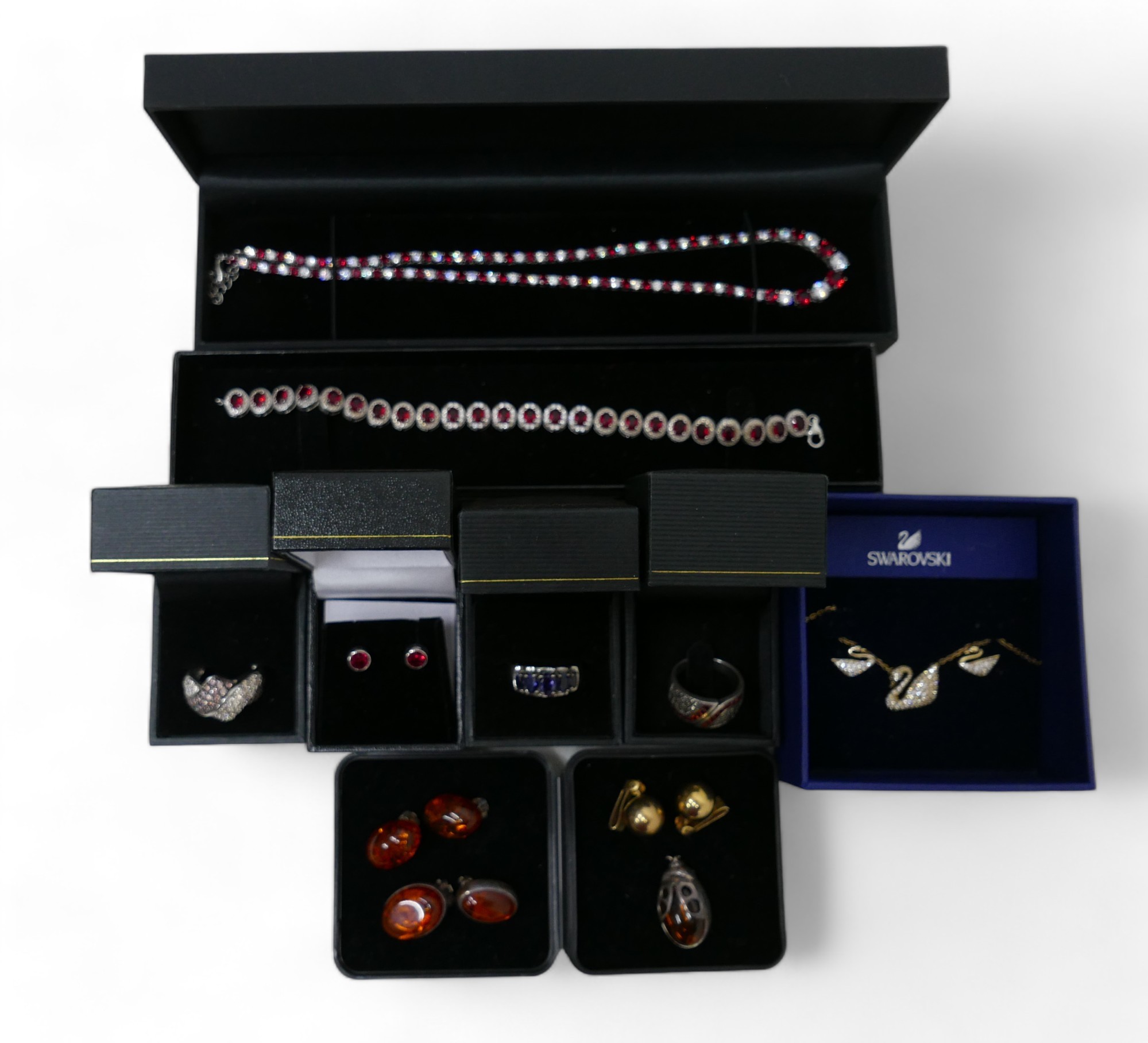 A collection of costume jewellery, watches, gilt earrings and lockets. (1 box) - Image 4 of 5