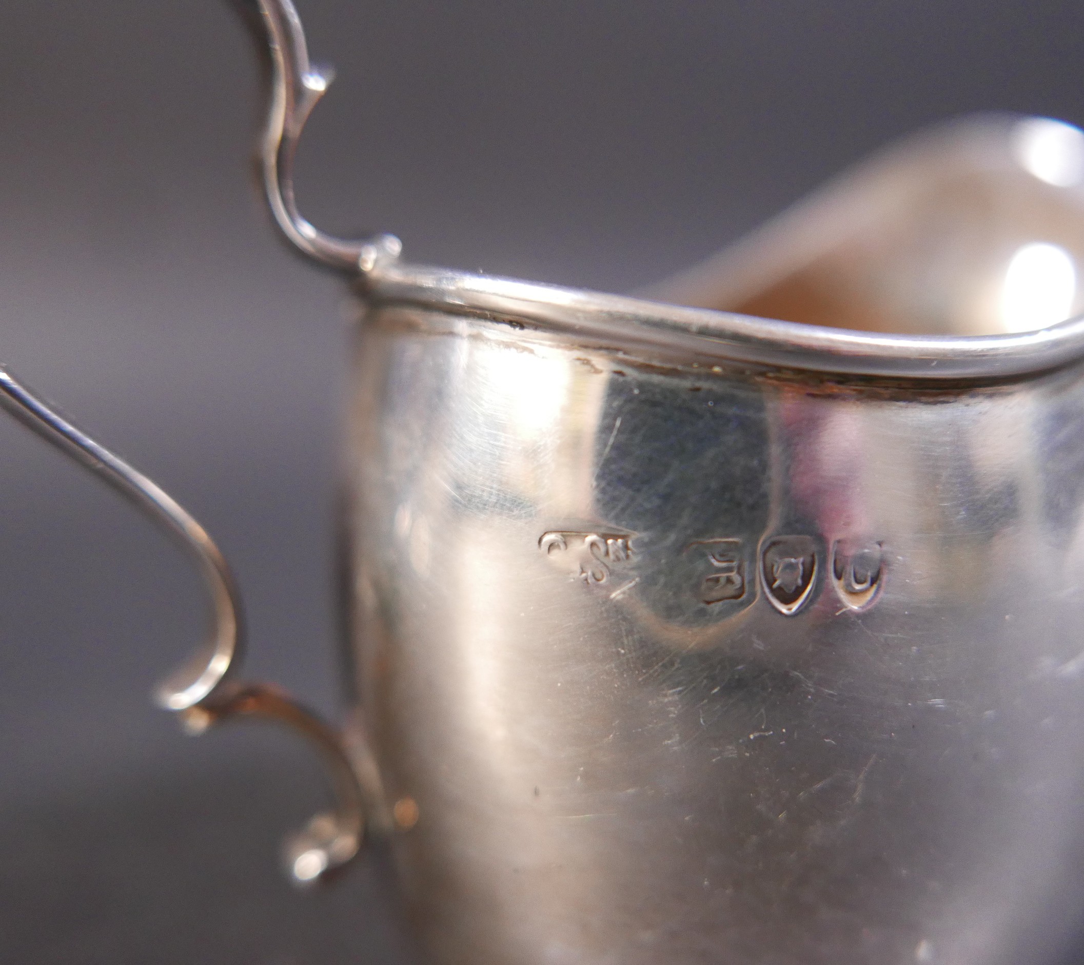 Three small silver jugs, comprising Mappin and Webb jug with three pad feet, Sheffield 1951, a small - Bild 5 aus 5