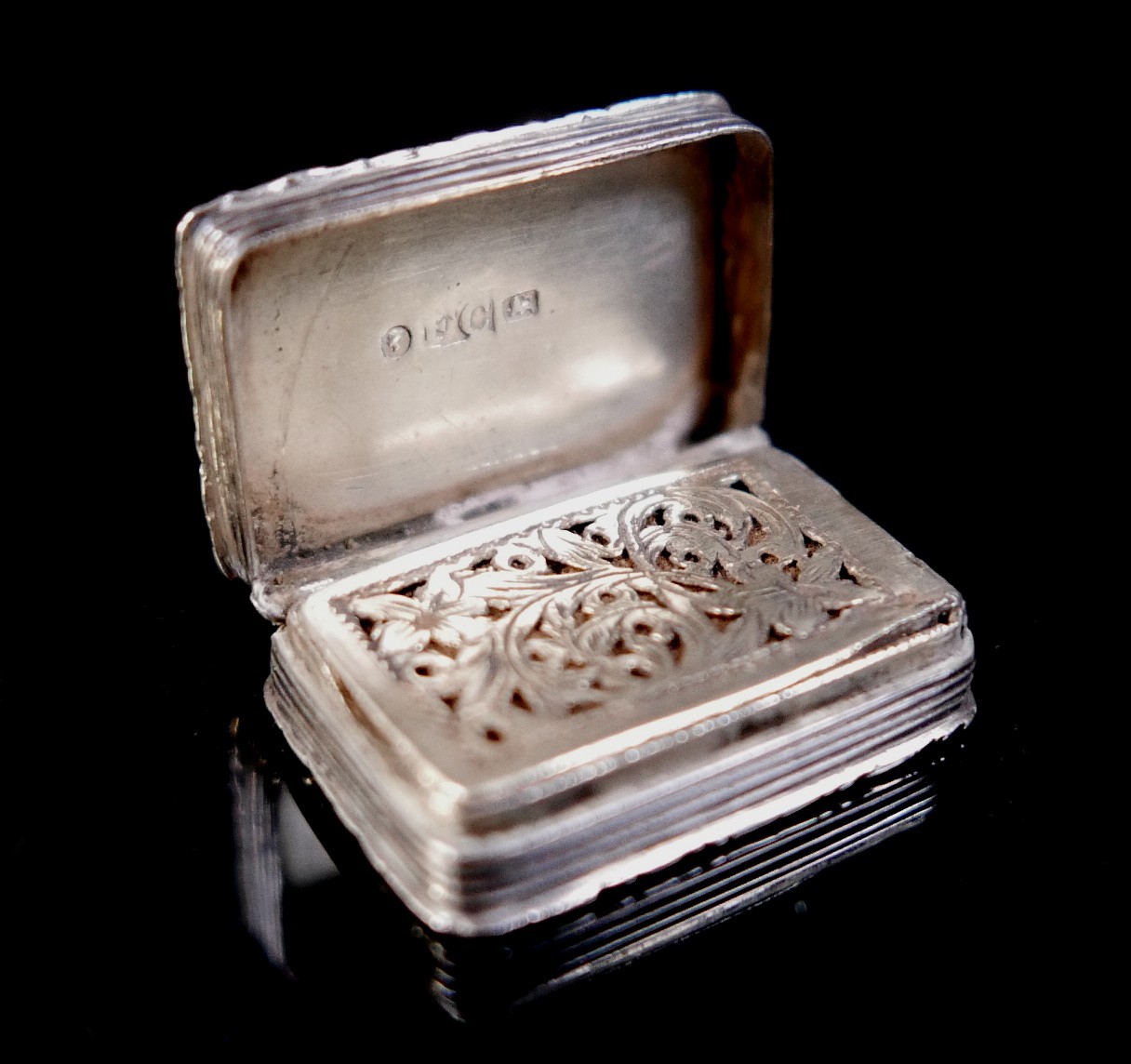 A Victorian silver vinaigrette, engraved with initials 'AA', Francis Clark, Birmingham 1840, 0.4toz, - Image 4 of 7