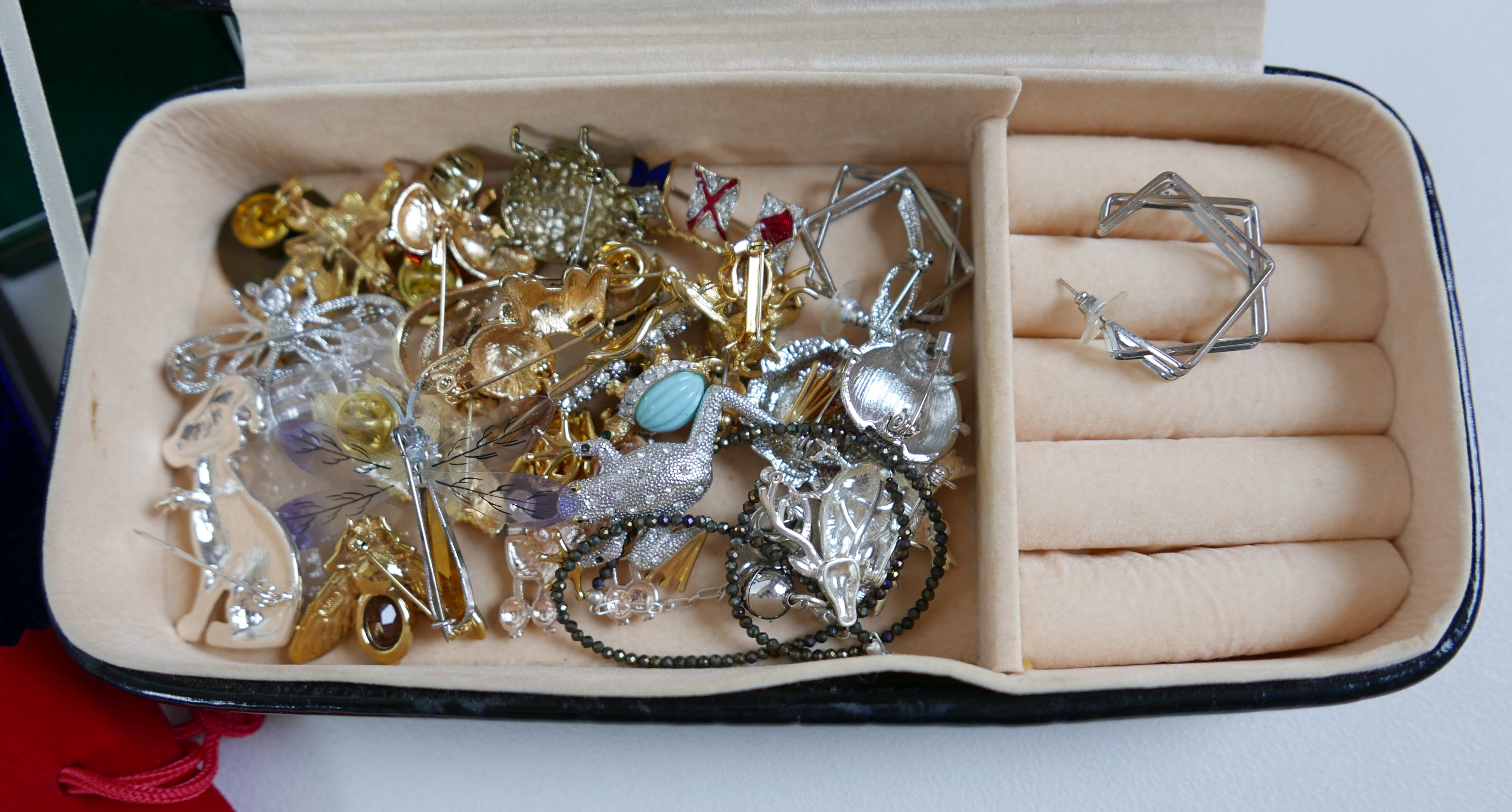 A collection of costume jewellery to include Swarovski necklaces - Image 5 of 8