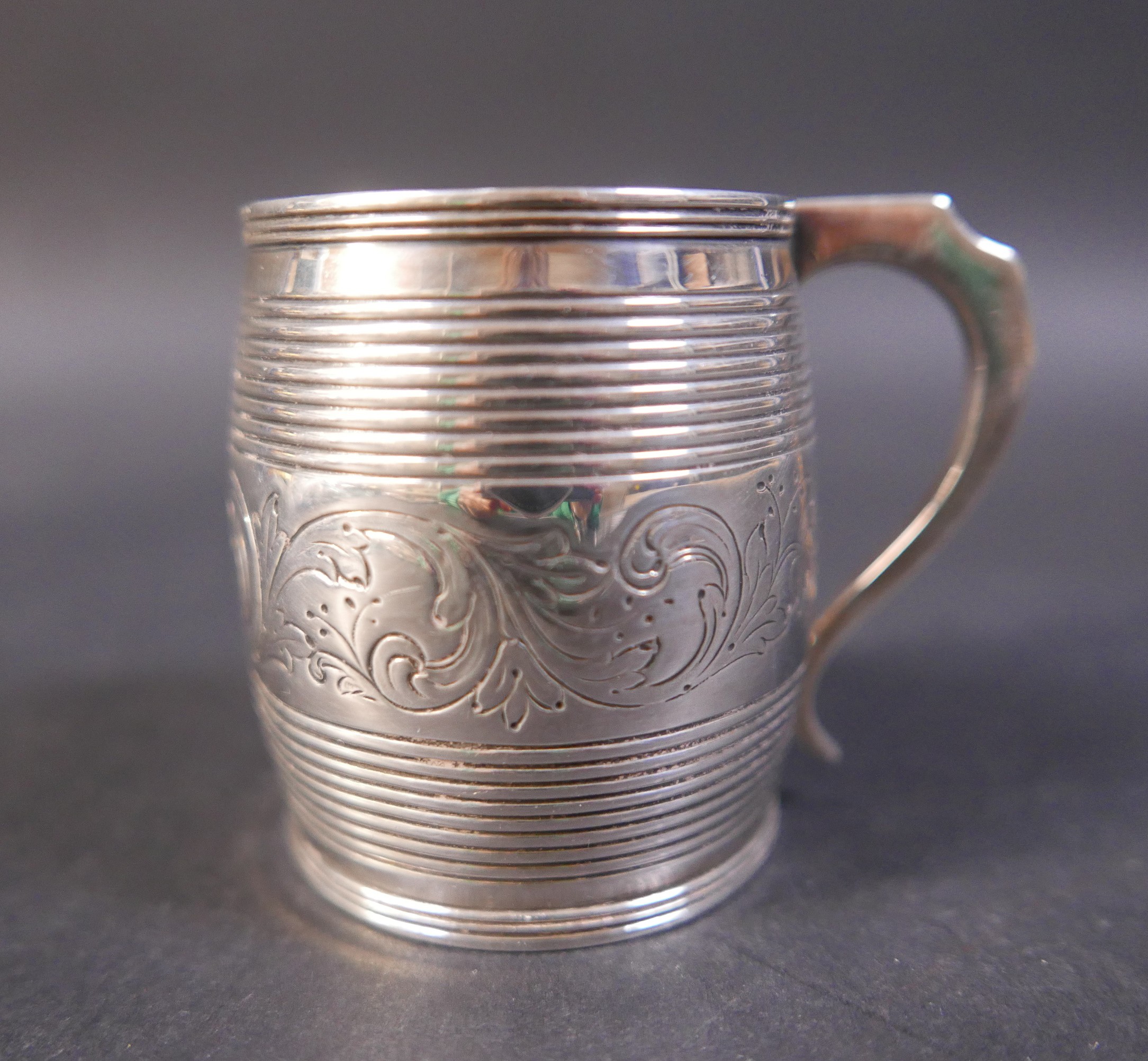 A Georgian silver barrel tankard, London 1814/15, 8 by 6 by 6.5cm, 85.9 grams/ 2.7 troy oz. With - Bild 2 aus 3