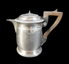 A silver coffee pot, London 1909/10, Peter Henderson Deere, 637g/20.4 troy oz, 21 by 11 by 17cm