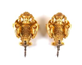 A PAIR OF BAROQUE STYLE GILTWOOD AND COMPOSITION MASK SINGLE LIGHT WALL APPLIQUÉS (2)