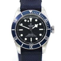 A GENTLEMAN'S TUDOR HERITAGE BLACK BAY WRISTWATCH