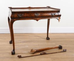 AN GEORGE II STYLE FIGURED WALNUT TRAY TOP SILVER TABLE